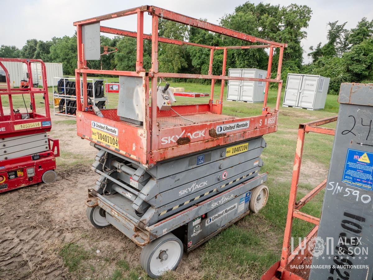 2015 SKYJACK SJIII4632 SCISSOR LIFT SN:70026285 electric powered, equipped with 32ft. Platform