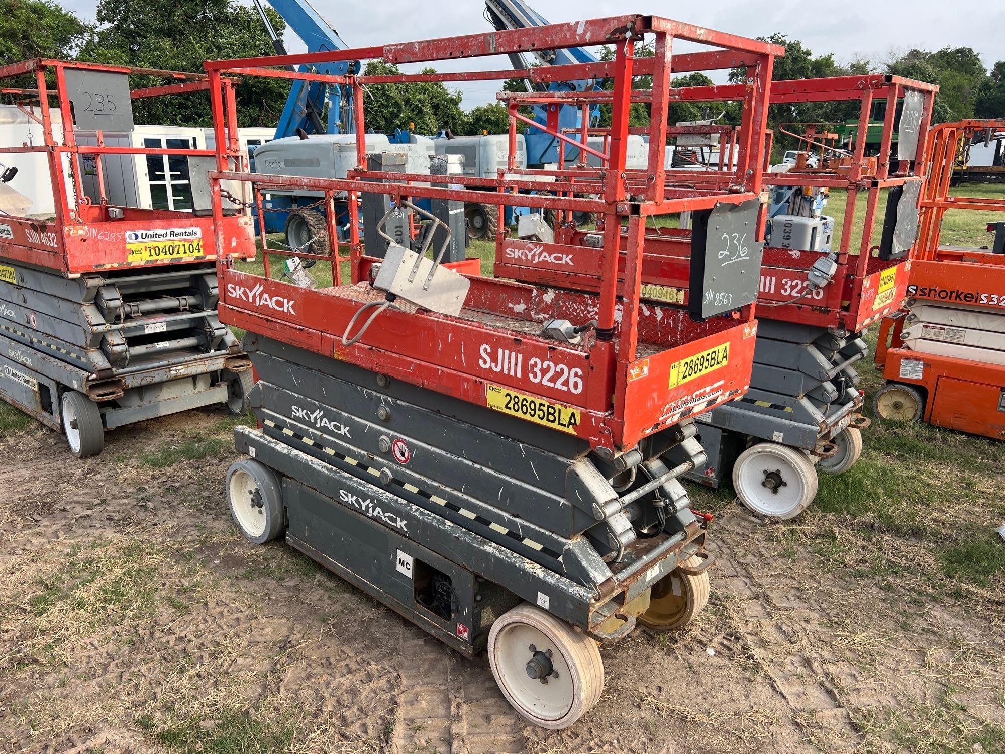 2016 SKYJACK SJIII3226 SCISSOR LIFT SN:27028563 electric powered, equipped with 26ft. Platform