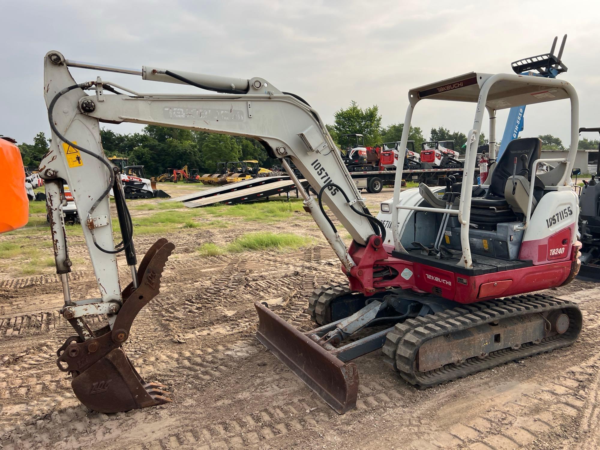 2017 TAKEUCHI TB240 HYDRAULIC EXCAVATOR SN:124002202 powered by diesel engine, equipped with OROPS,