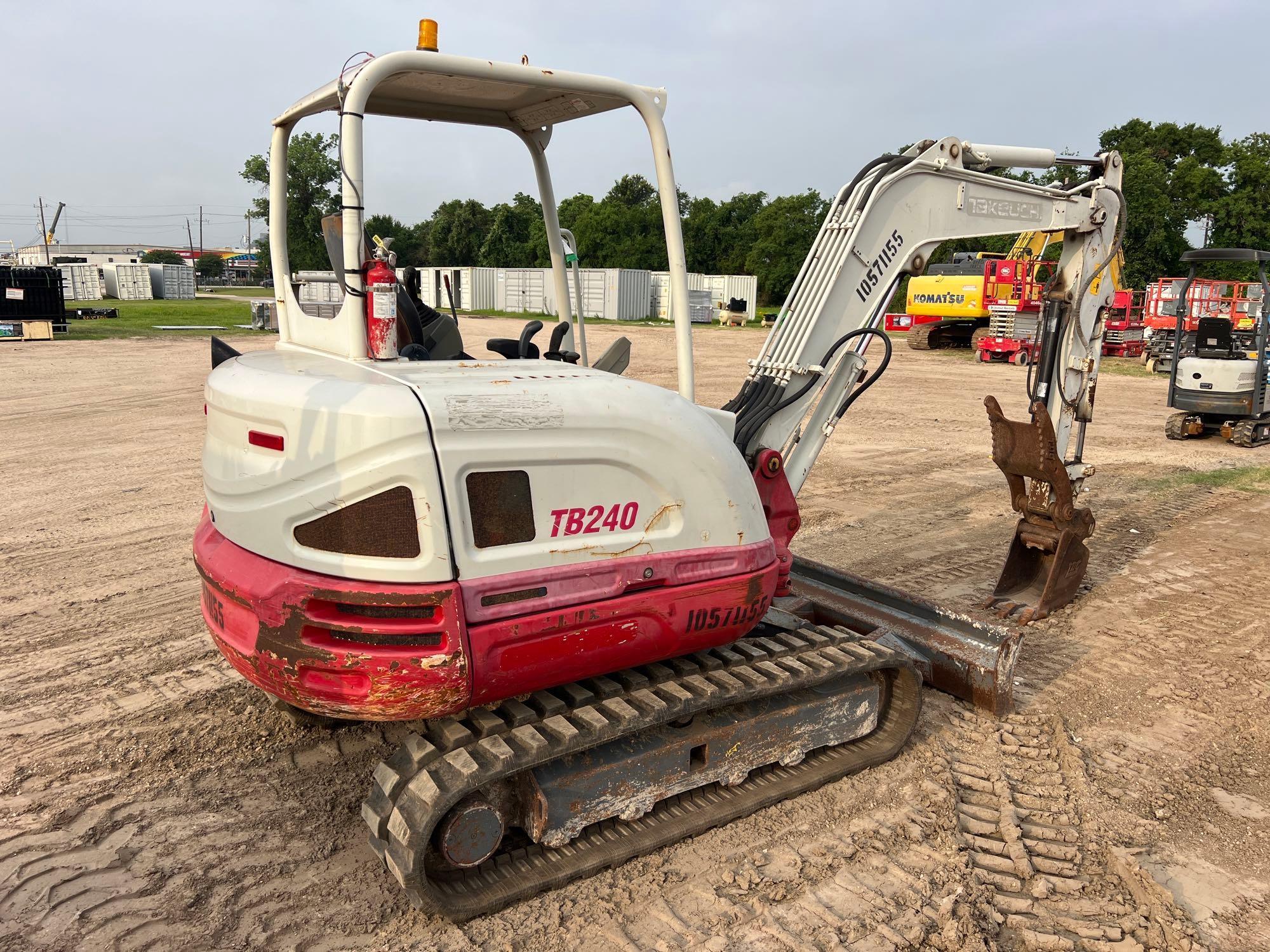 2017 TAKEUCHI TB240 HYDRAULIC EXCAVATOR SN:124002202 powered by diesel engine, equipped with OROPS,