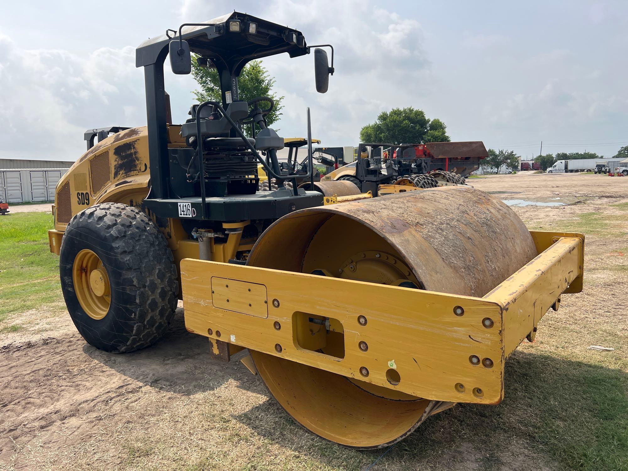 2015 CAT CS54B VIBRATORY ROLLER SN:ACS500111 powered by Cat diesel engine, equipped with OROPS,