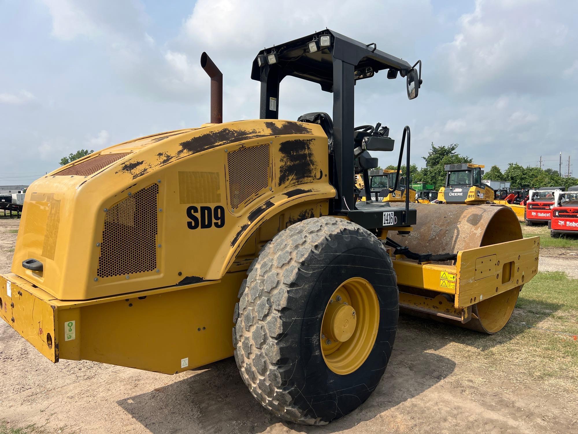 2015 CAT CS54B VIBRATORY ROLLER SN:ACS500111 powered by Cat diesel engine, equipped with OROPS,