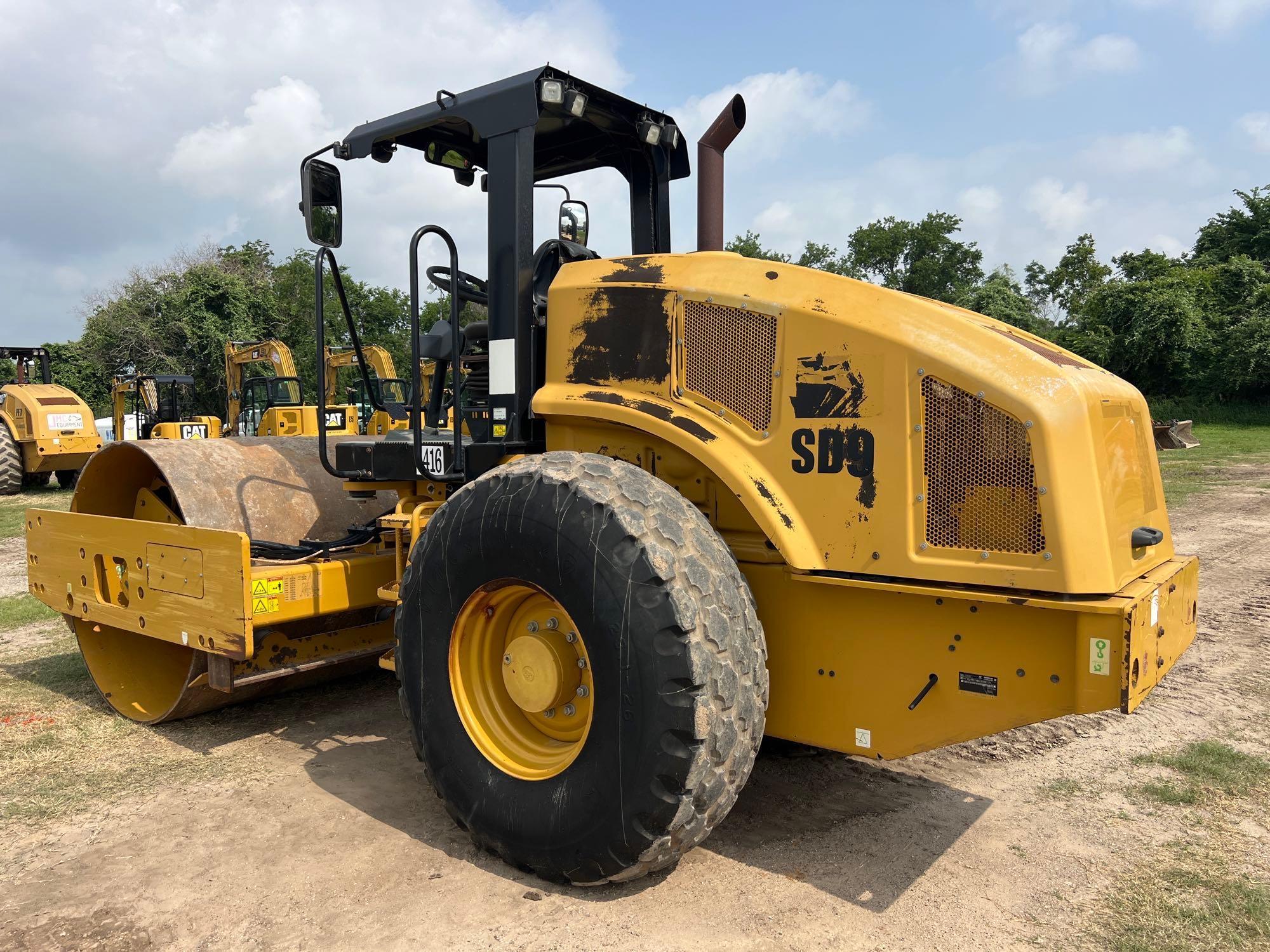 2015 CAT CS54B VIBRATORY ROLLER SN:ACS500111 powered by Cat diesel engine, equipped with OROPS,