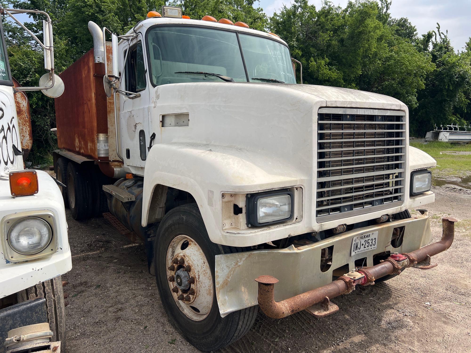 1994 MACK CH613 WATER TRUCK VN:029775 powered by Mack diesel engine, equipped with Eaton Fuller 9