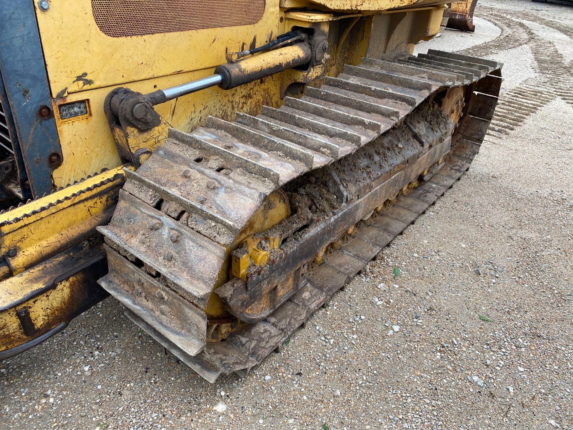 JOHN DEERE 550HLT CRAWLER TRACTOR SN:X926889 powered by John Deere diesel engine, equipped with