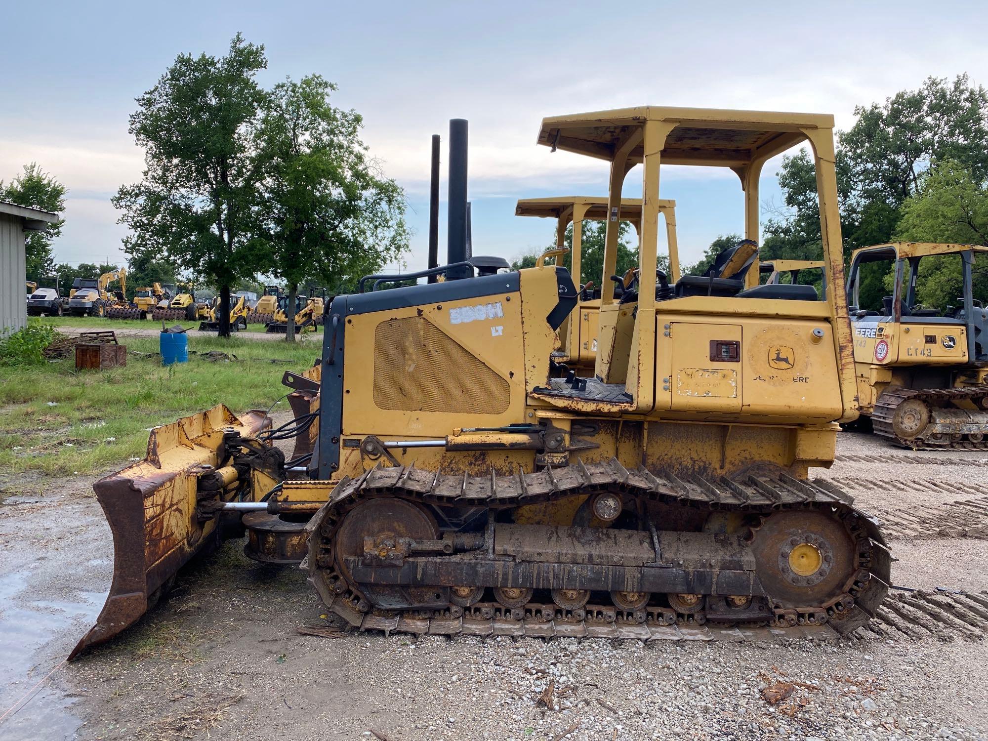 JOHN DEERE 550HLT CRAWLER TRACTOR SN:X924601 powered by John Deere diesel engine, equipped with