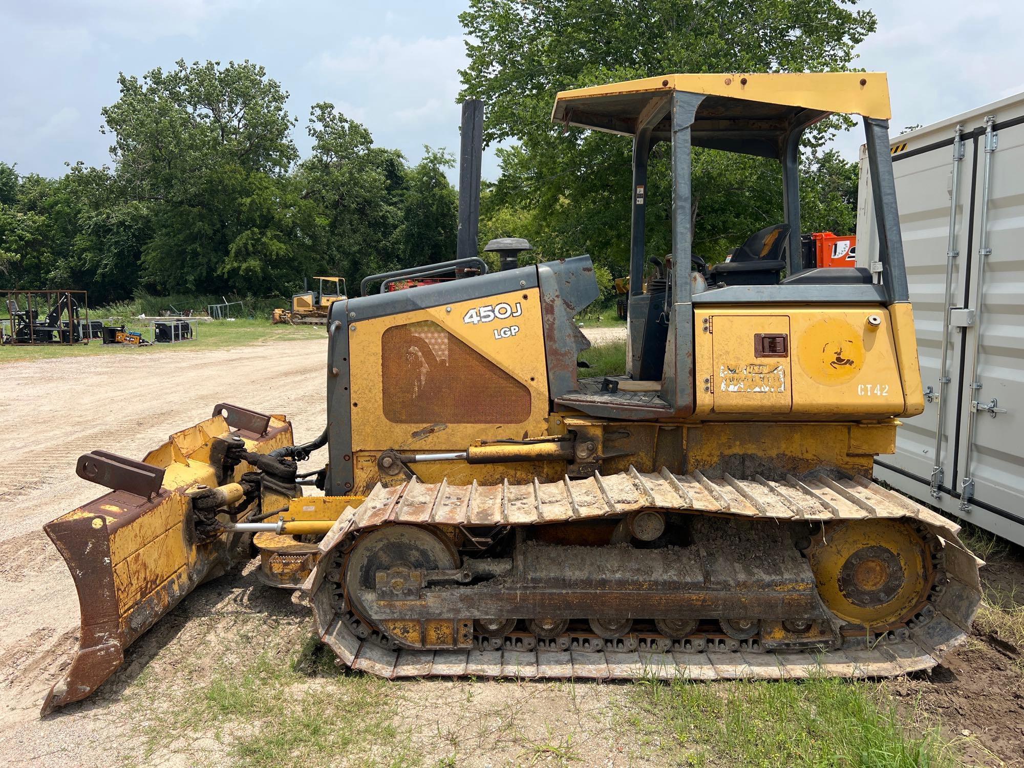 JOHN DEERE 450JLGP CRAWLER TRACTOR SN:X112777 powered by John Deere diesel engine, equipped with