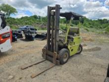 CLARK CY40LPG968FL FORKLIFT SN:CY40P-238-981 powered by LP engine, equipped with OROPS, 4,000lb lift