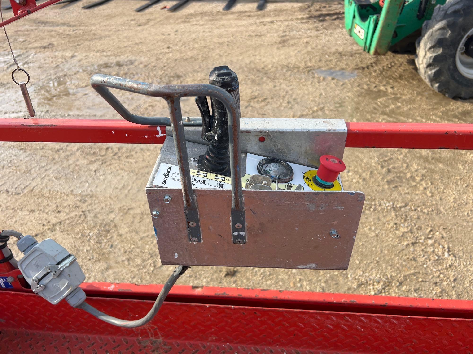 2016 SKYJACK SJIII 4620 SCISSOR LIFT SN:70027836 electric powered, equipped with 20ft. Platform
