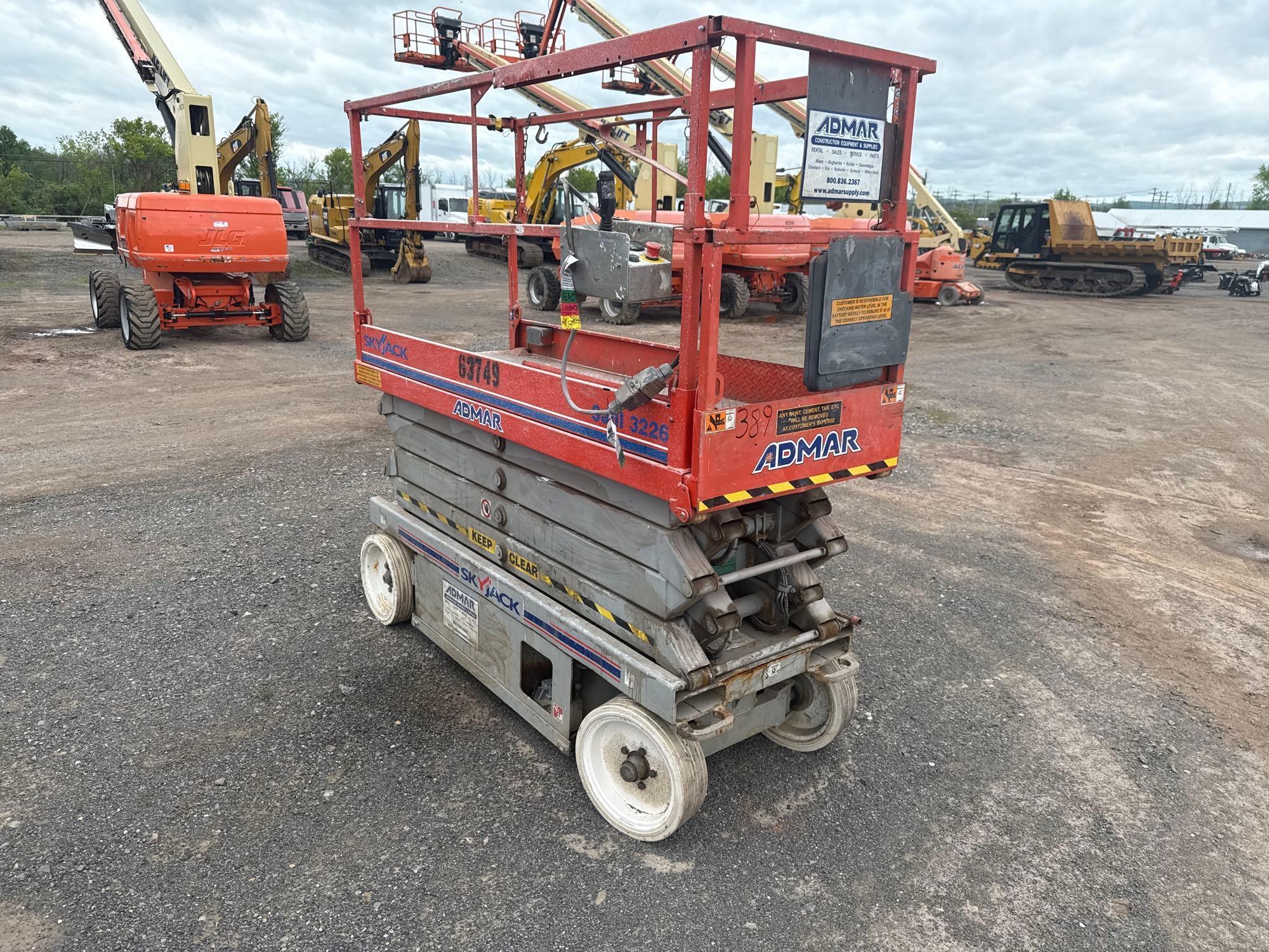 SKYJACK 3226 SCISSOR LIFT SN:270008681 electric powered, equipped with 26ft. Platform height, slide