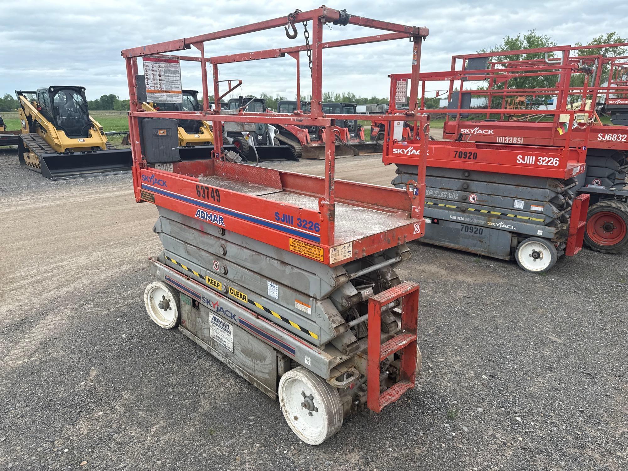 SKYJACK 3226 SCISSOR LIFT SN:270008681 electric powered, equipped with 26ft. Platform height, slide