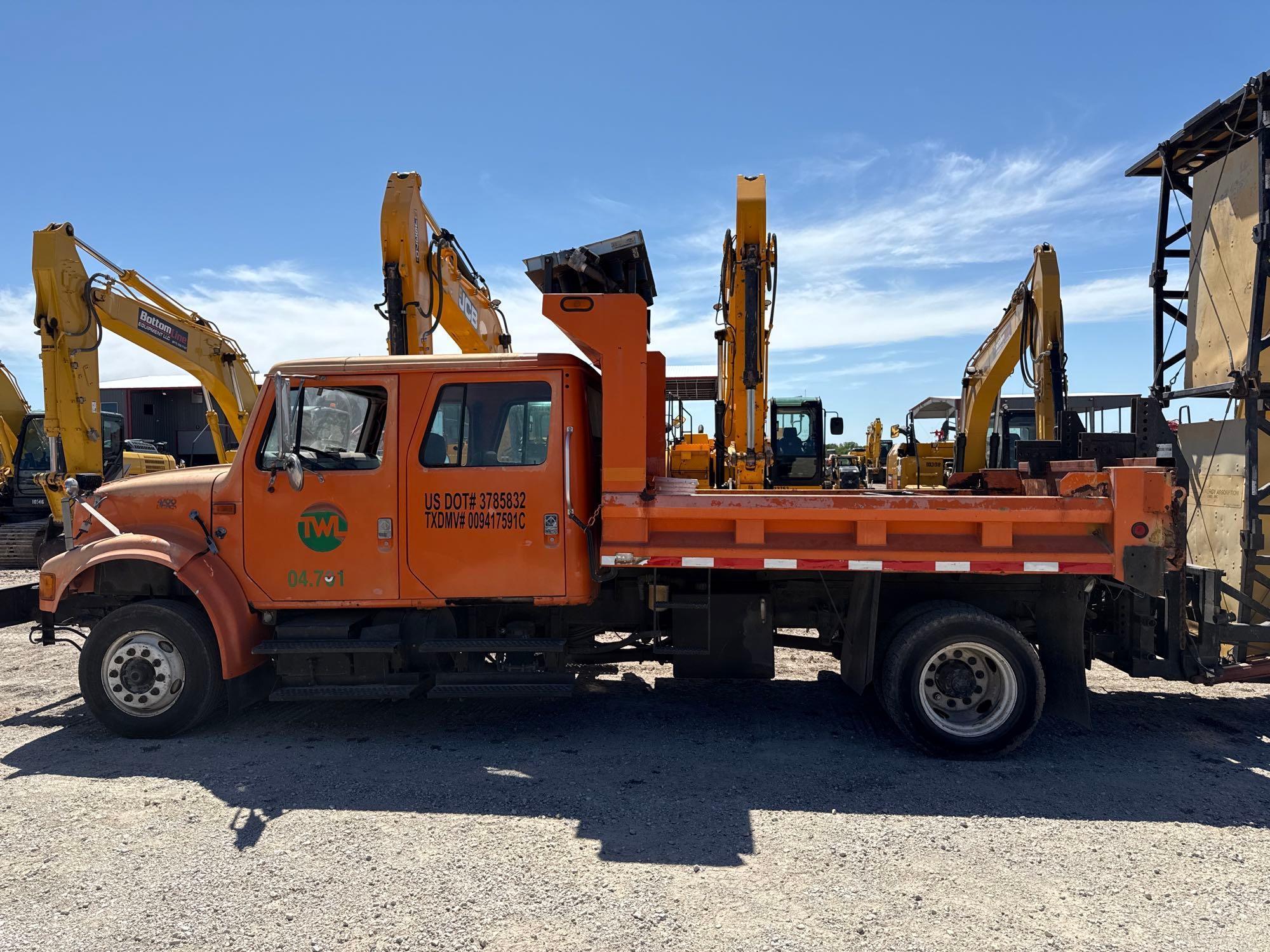 2000 INTERNATIONAL 4700 DUMP TRUCK VN:1HTSCAAL5YH251742 powered by DT466 7.6L diesel engine,