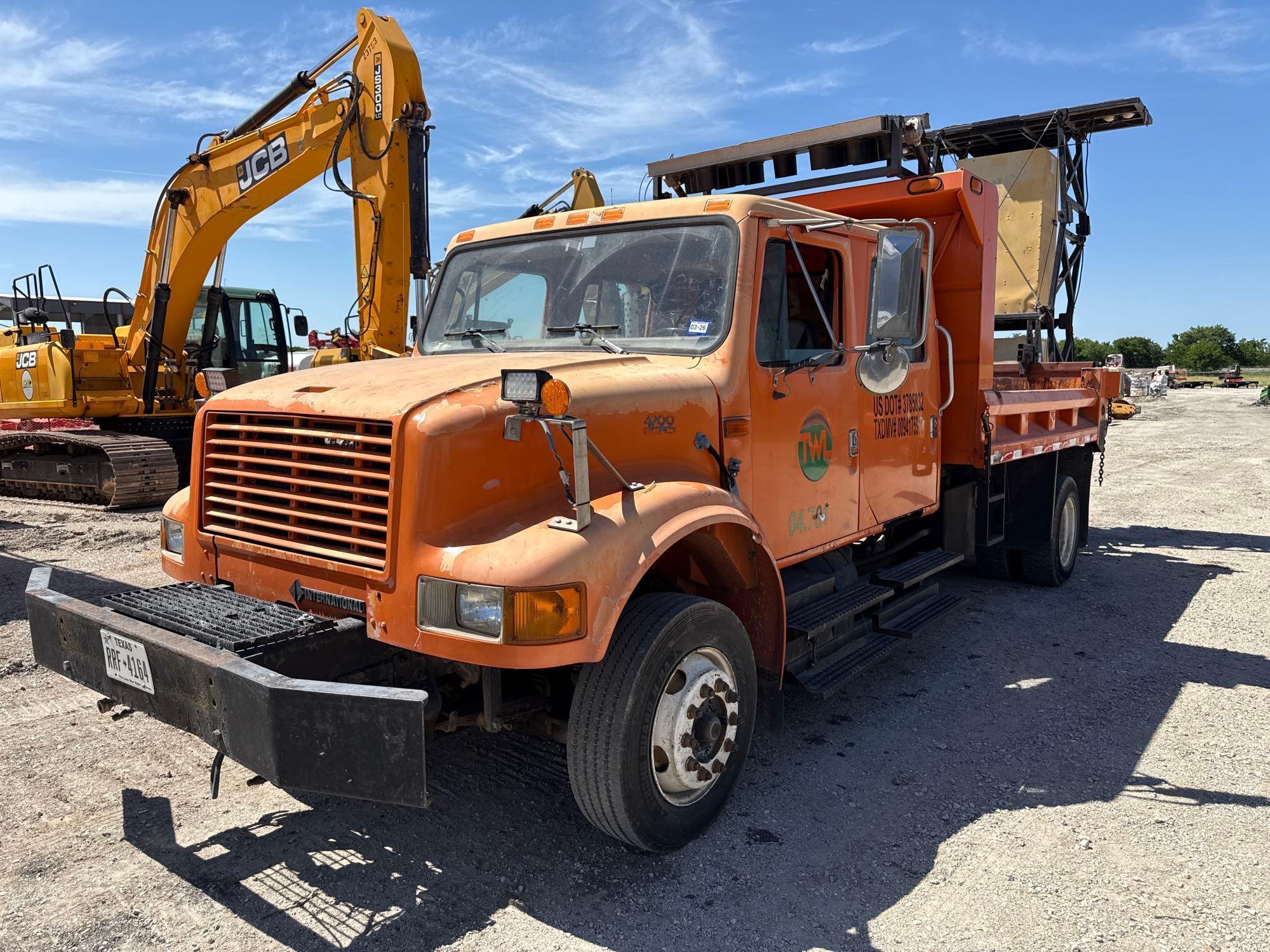 2000 INTERNATIONAL 4700 DUMP TRUCK VN:1HTSCAAL5YH251742 powered by DT466 7.6L diesel engine,