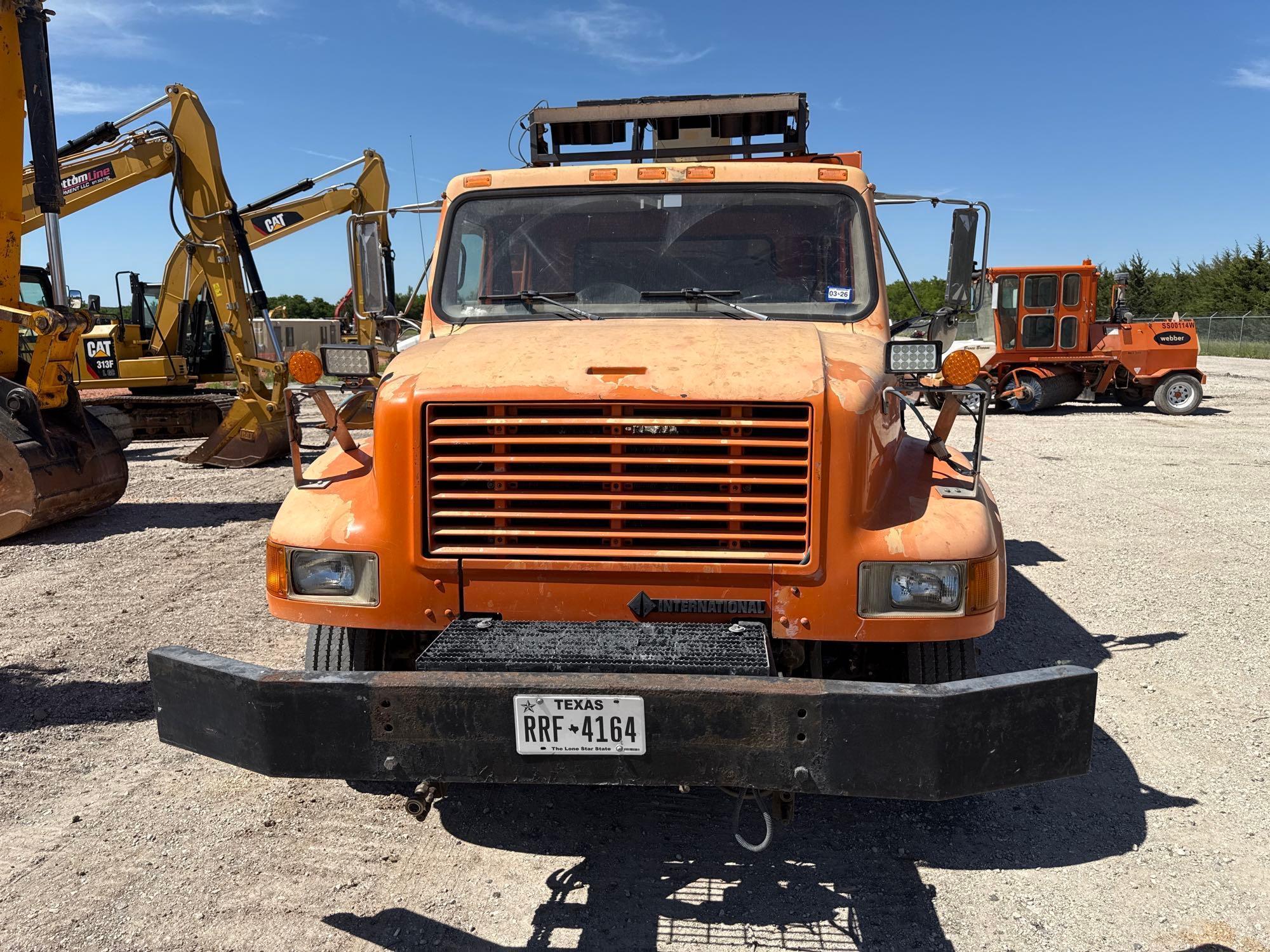 2000 INTERNATIONAL 4700 DUMP TRUCK VN:1HTSCAAL5YH251742 powered by DT466 7.6L diesel engine,