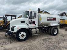 2022 MACK MD642R WATER TRUCK VN:1M2MDAAB2NS070697 powered by Cummins diesel engine, equipped with