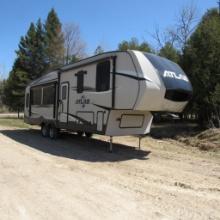 2020 ATLAS 2992 RLF CAMPER VN:4YD1299241M830488 equipped with 3-slide outs, full bath, LED lighting,