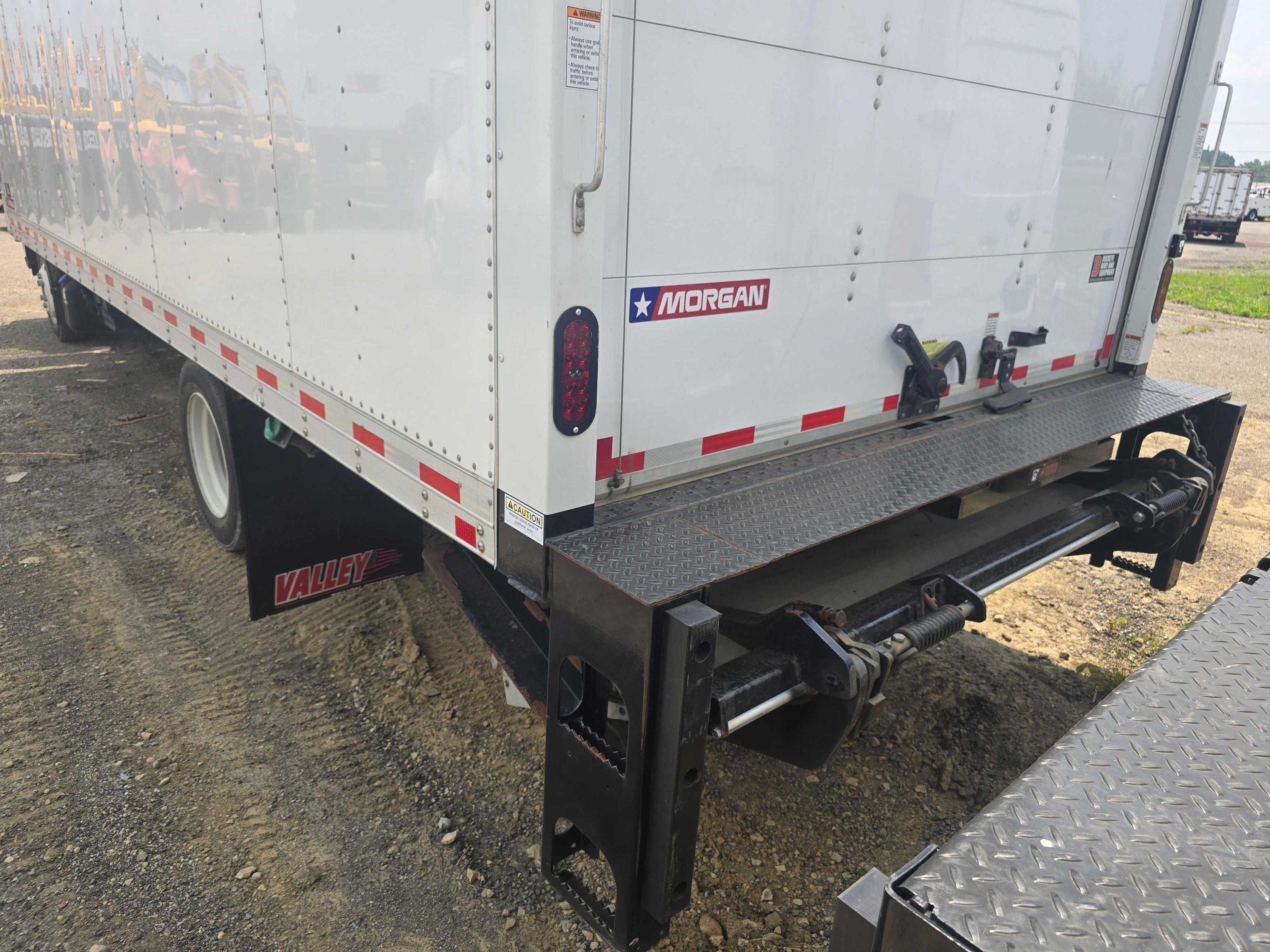 UNUSED 2023 CHEVY 5500XD VAN TRUCK VN:JALEEW165P7300341 powered by 5.2L 4 cylinder diesel engine,