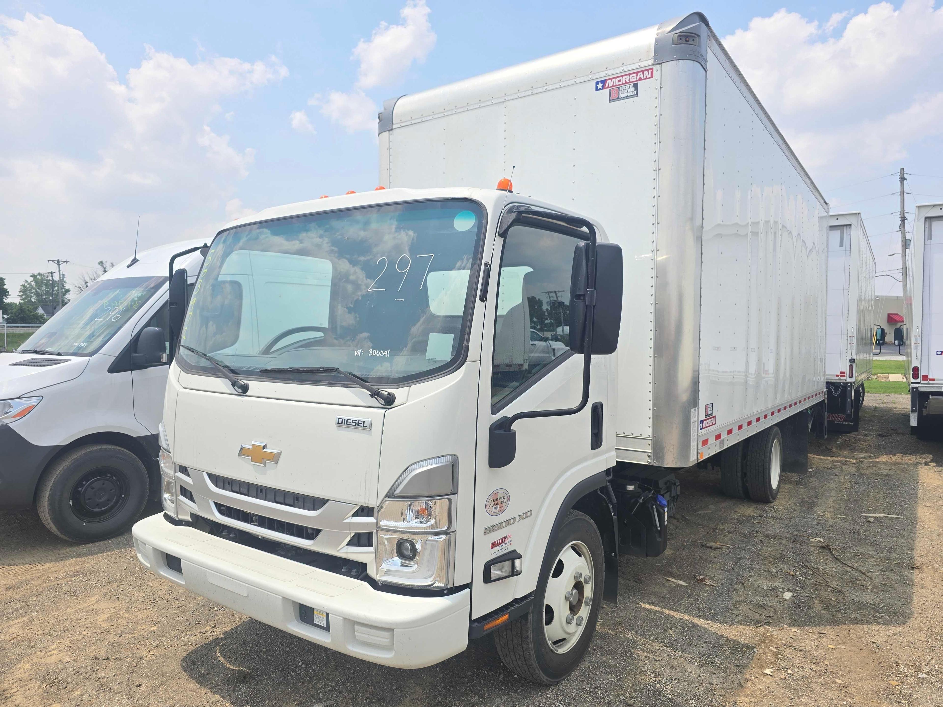UNUSED 2023 CHEVY 5500XD VAN TRUCK VN:JALEEW165P7300341 powered by 5.2L 4 cylinder diesel engine,