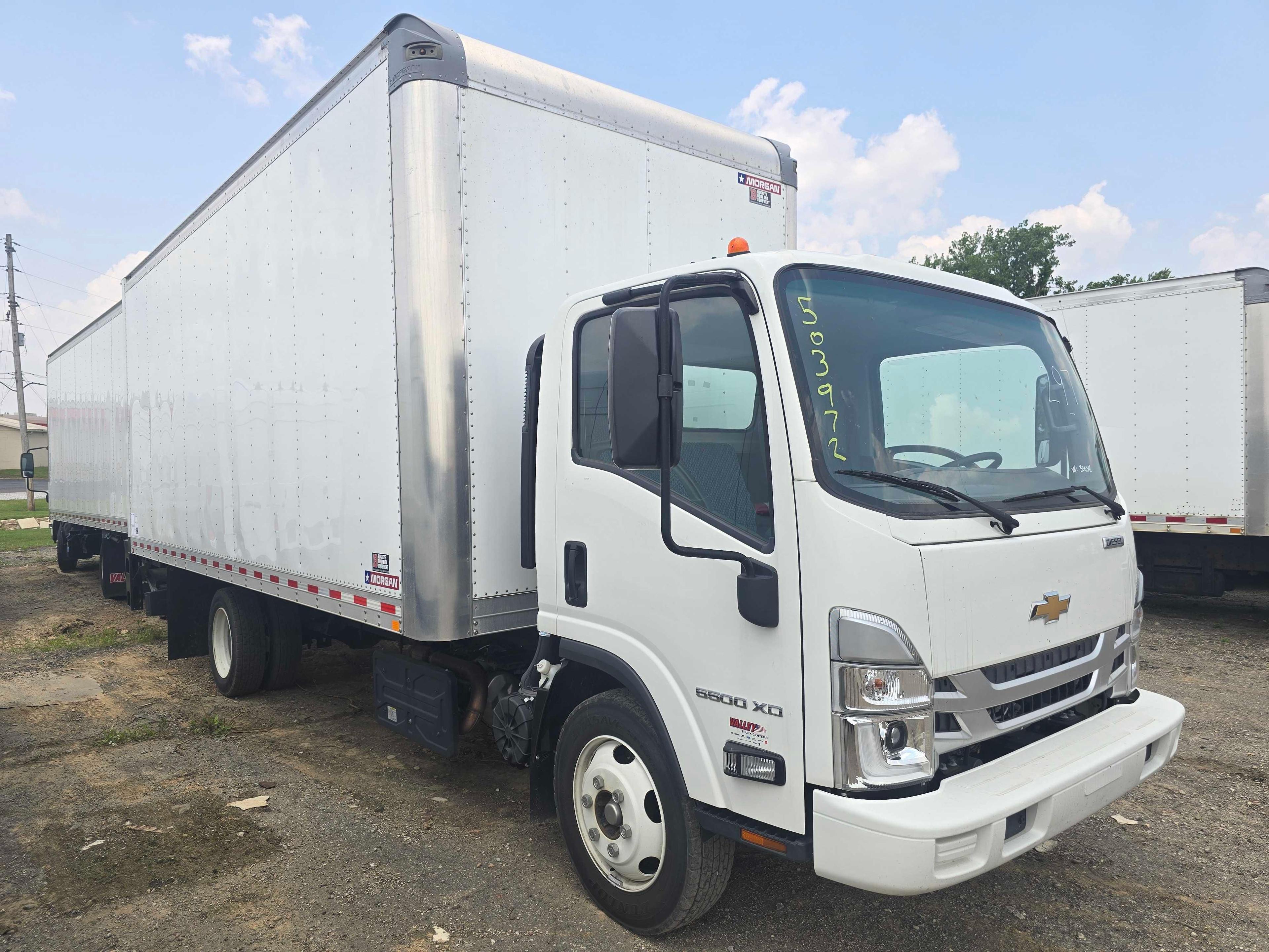 UNUSED 2023 CHEVY 5500XD VAN TRUCK VN:JALEEW165P7300341 powered by 5.2L 4 cylinder diesel engine,
