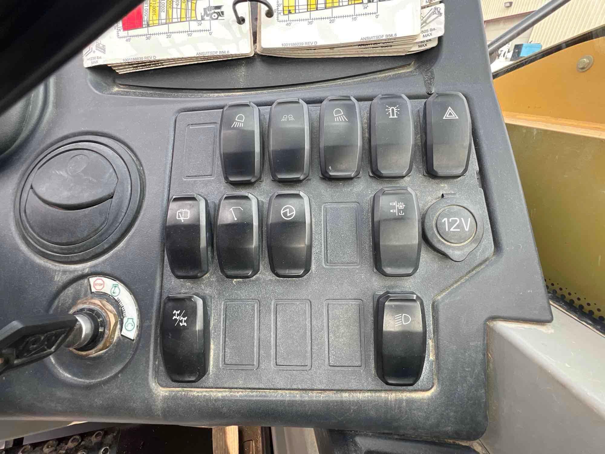2018 CAT 1055D TELESCOPIC FORKLIFT SN:01160, 4x4, powered by Cat diesel engine, equipped with EROPS,