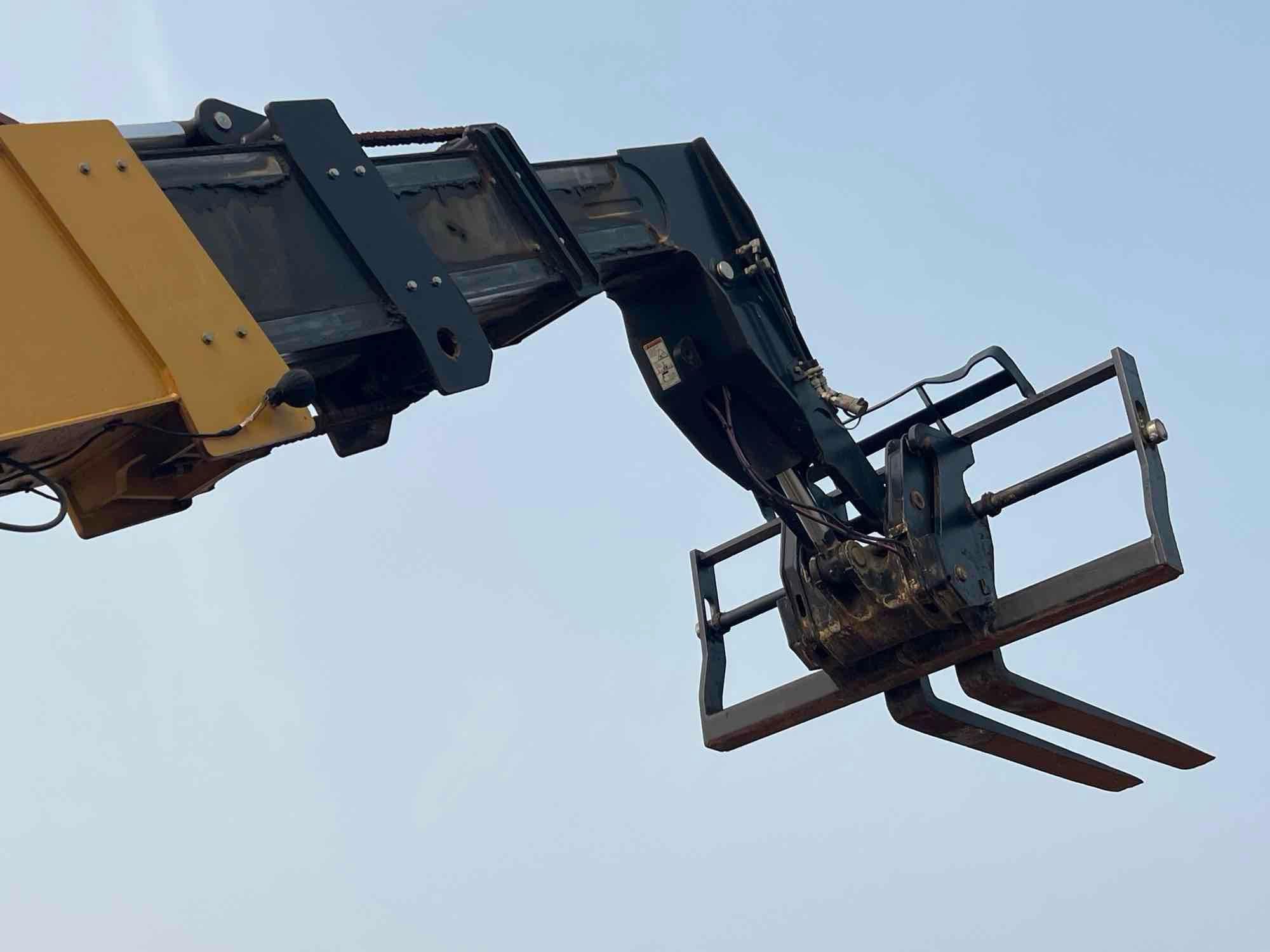 2018 CAT 1055D TELESCOPIC FORKLIFT SN:01160, 4x4, powered by Cat diesel engine, equipped with EROPS,