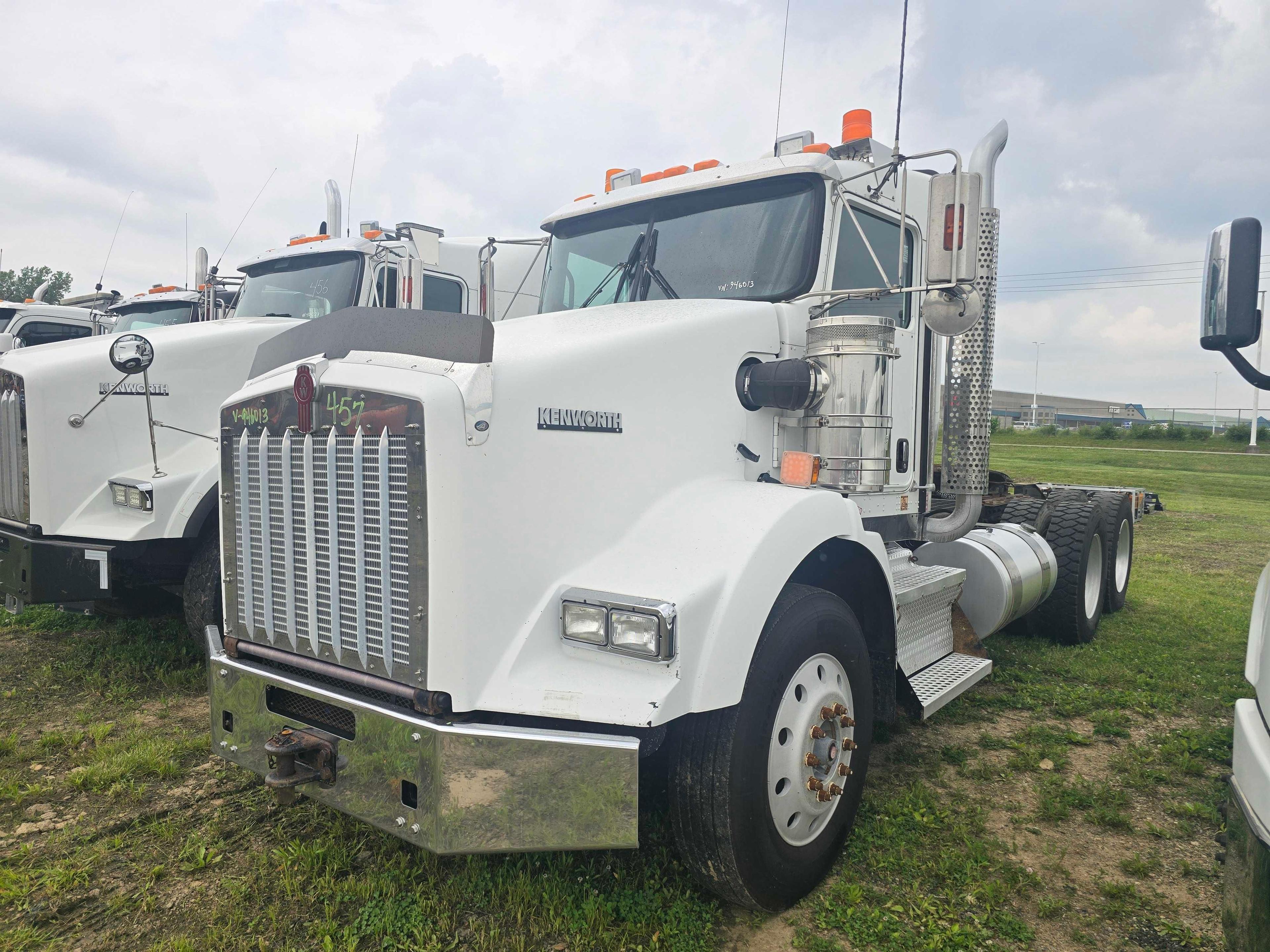 2010 KENWORTH T800 TRUCK TRACTOR VN:946013 powered by Paccar diesel engine, 500hp, equipped with