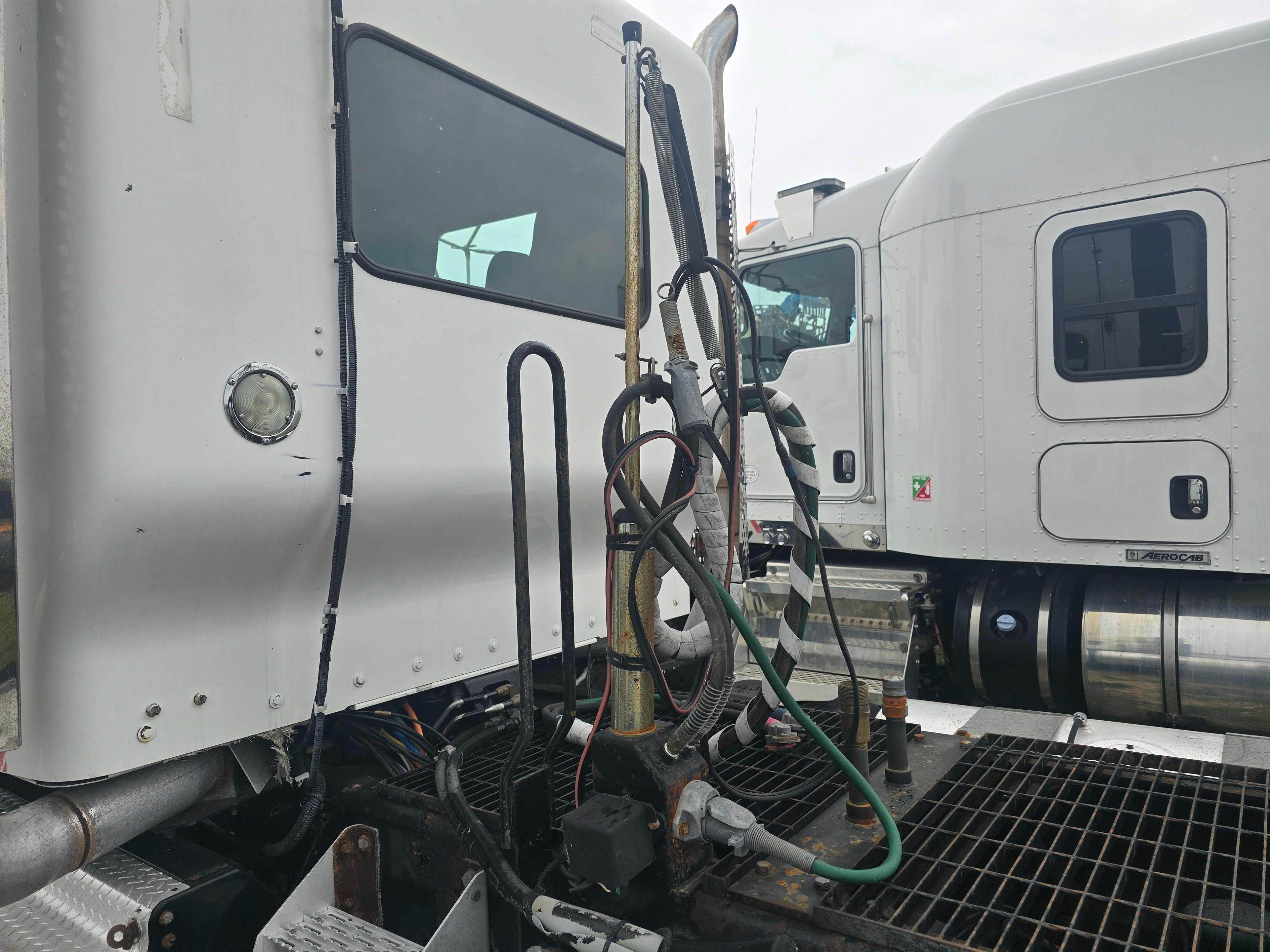 2010 KENWORTH T800 TRUCK TRACTOR VN:946013 powered by Paccar diesel engine, 500hp, equipped with