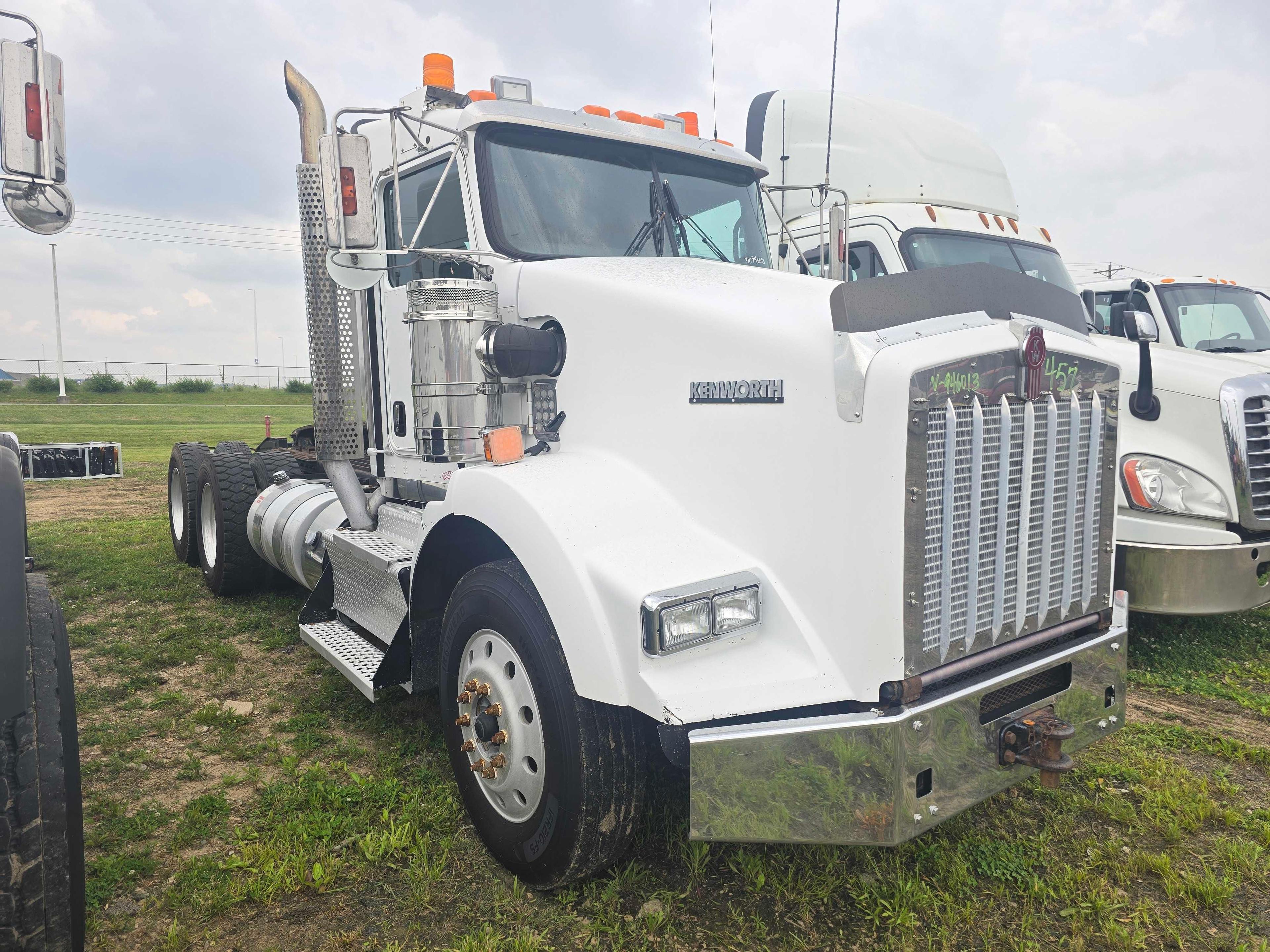 2010 KENWORTH T800 TRUCK TRACTOR VN:946013 powered by Paccar diesel engine, 500hp, equipped with