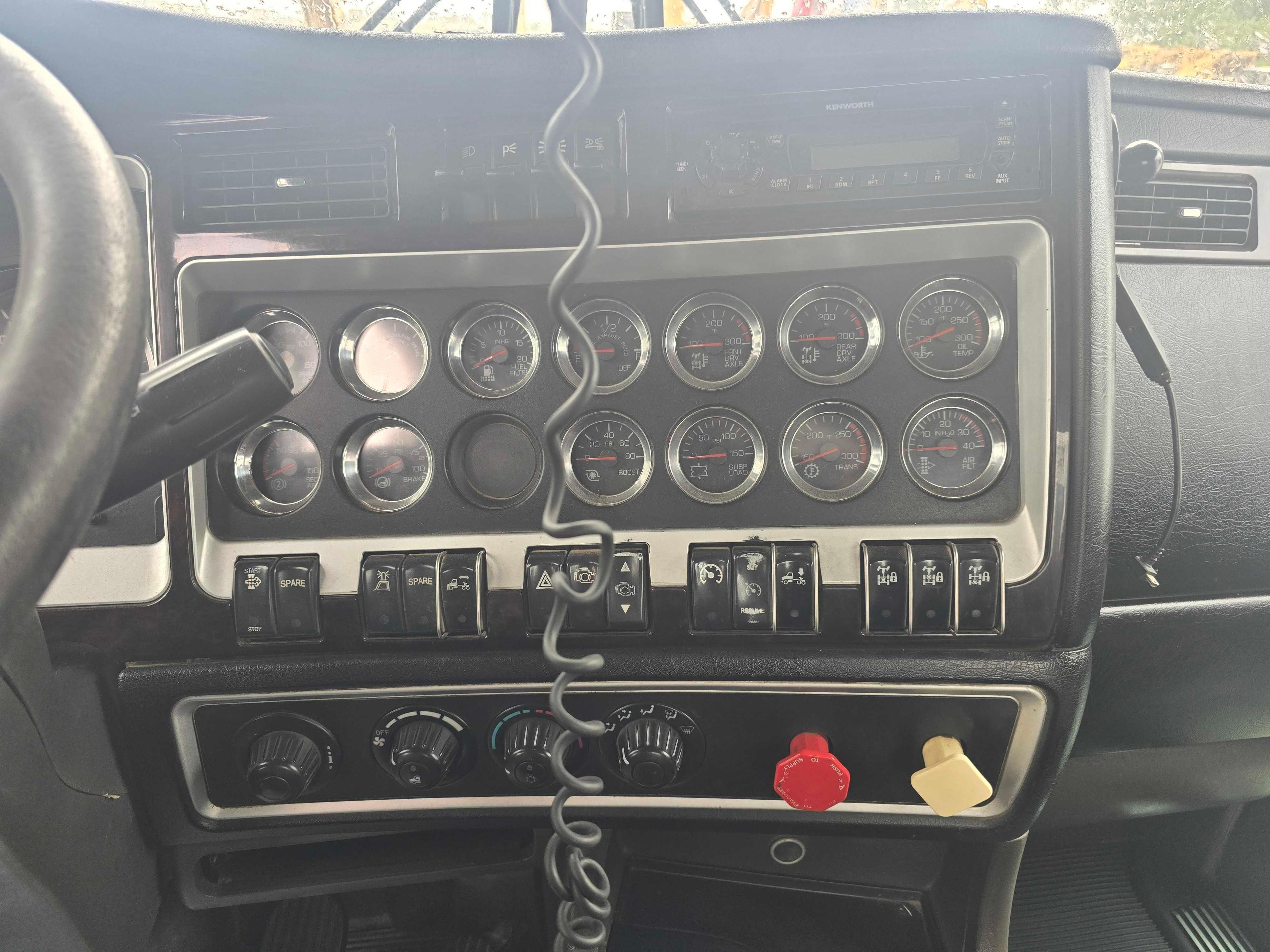 2010 KENWORTH T800 TRUCK TRACTOR VN:946013 powered by Paccar diesel engine, 500hp, equipped with