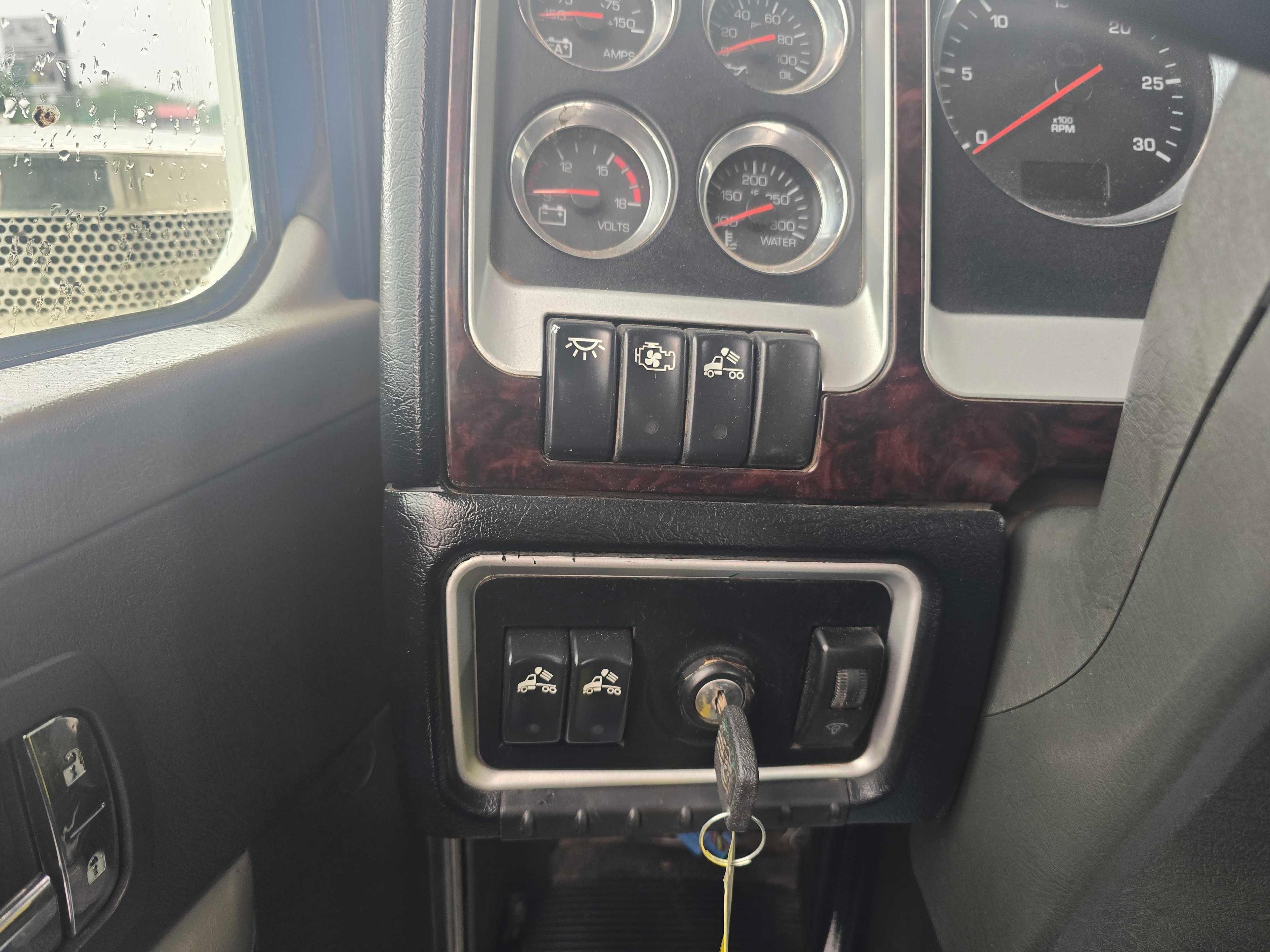 2010 KENWORTH T800 TRUCK TRACTOR VN:946013 powered by Paccar diesel engine, 500hp, equipped with
