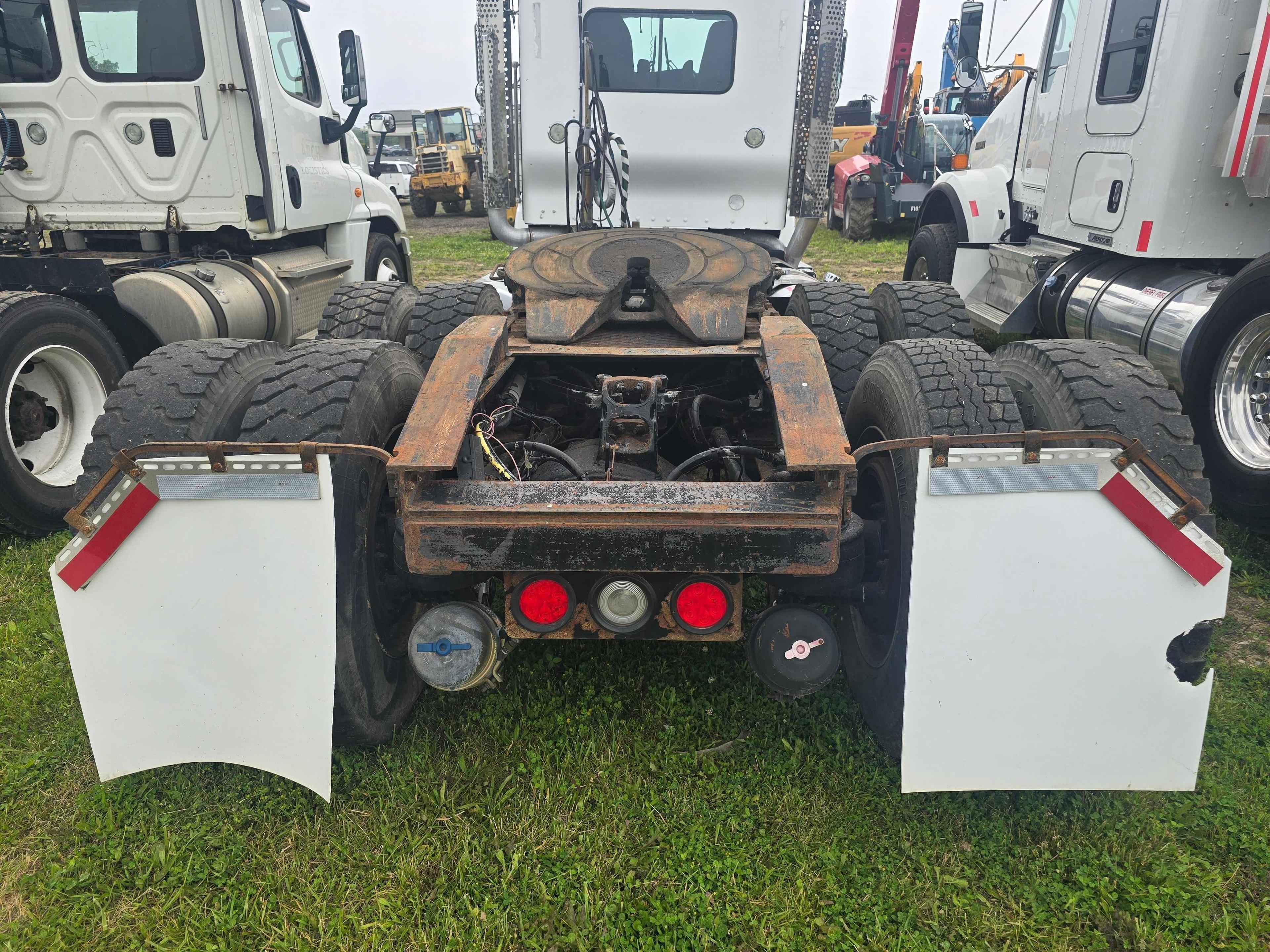 2010 KENWORTH T800 TRUCK TRACTOR VN:946013 powered by Paccar diesel engine, 500hp, equipped with