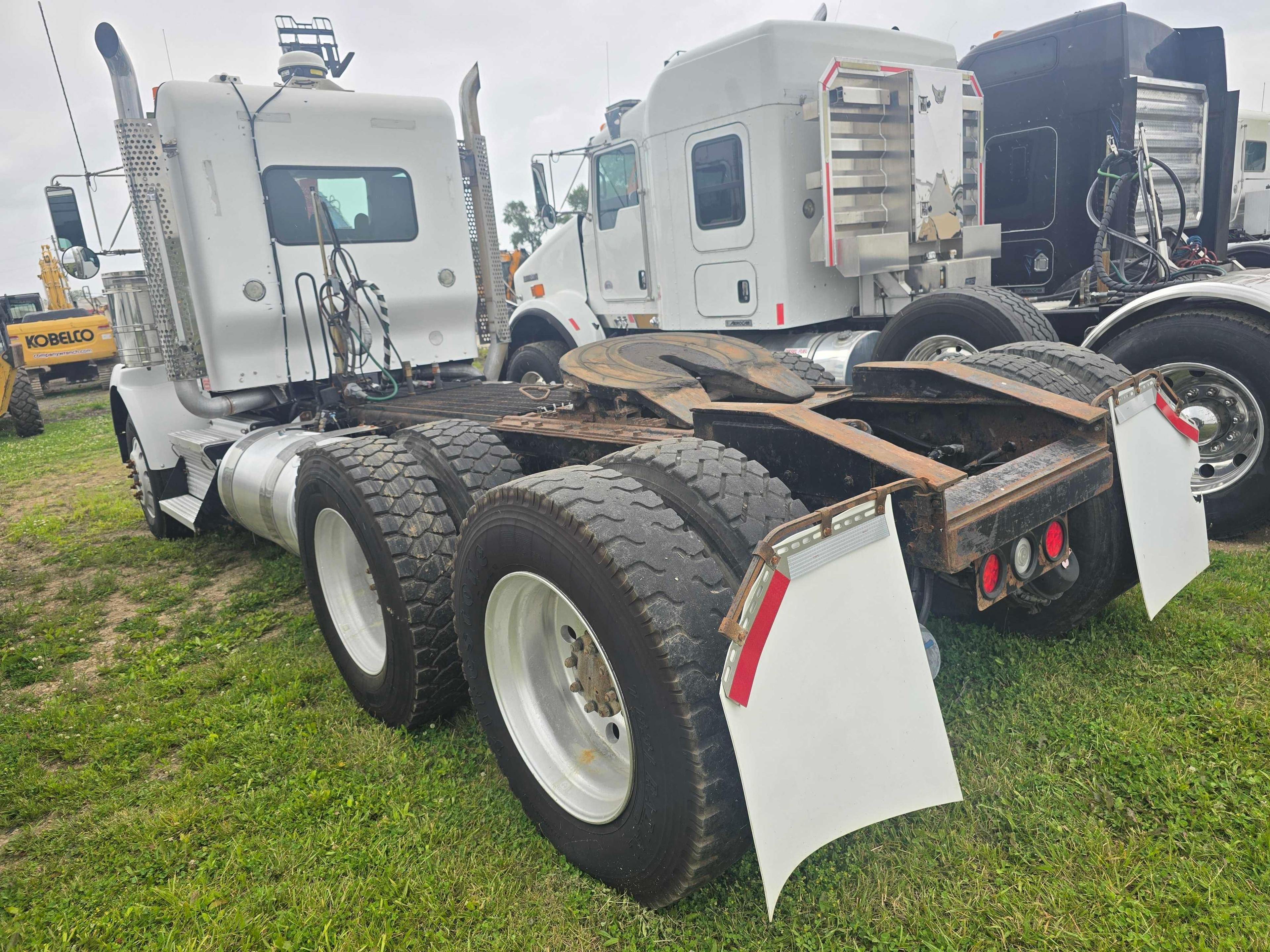 2010 KENWORTH T800 TRUCK TRACTOR VN:946013 powered by Paccar diesel engine, 500hp, equipped with