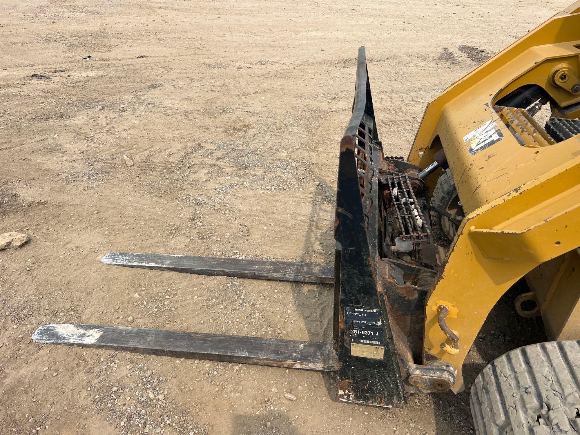 CAT 289D RUBBER TRACKED SKID STEER SN:TAW08590 powered by Cat diesel engine, equipped with EROPS,
