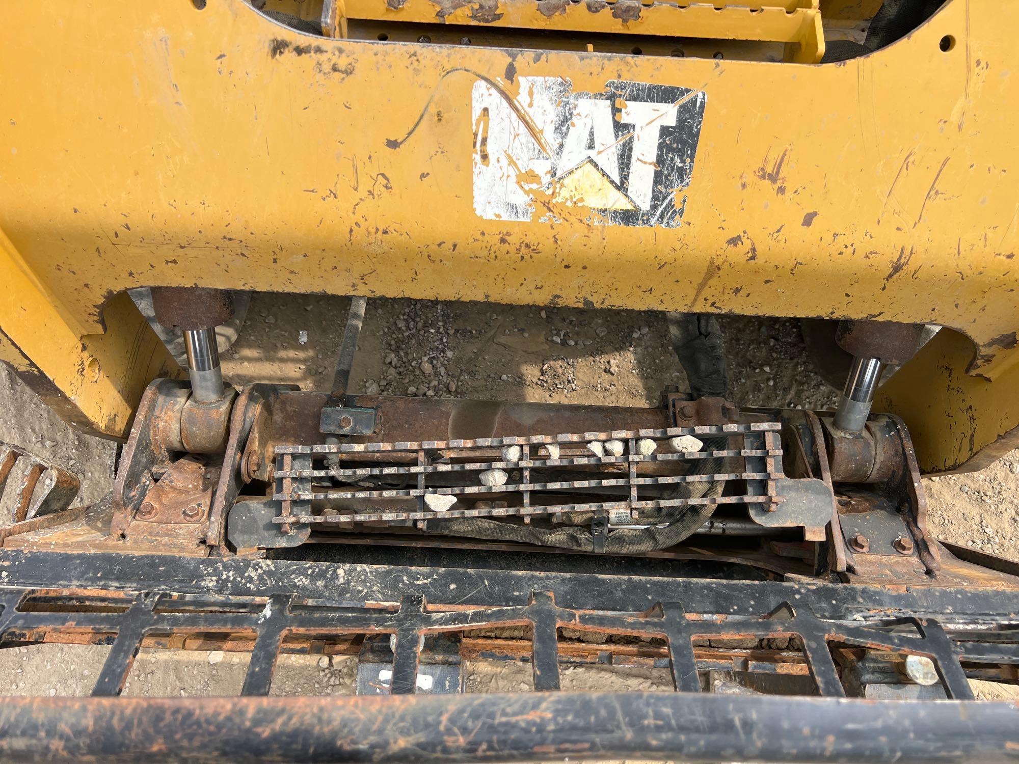 CAT 289D RUBBER TRACKED SKID STEER SN:TAW08590 powered by Cat diesel engine, equipped with EROPS,