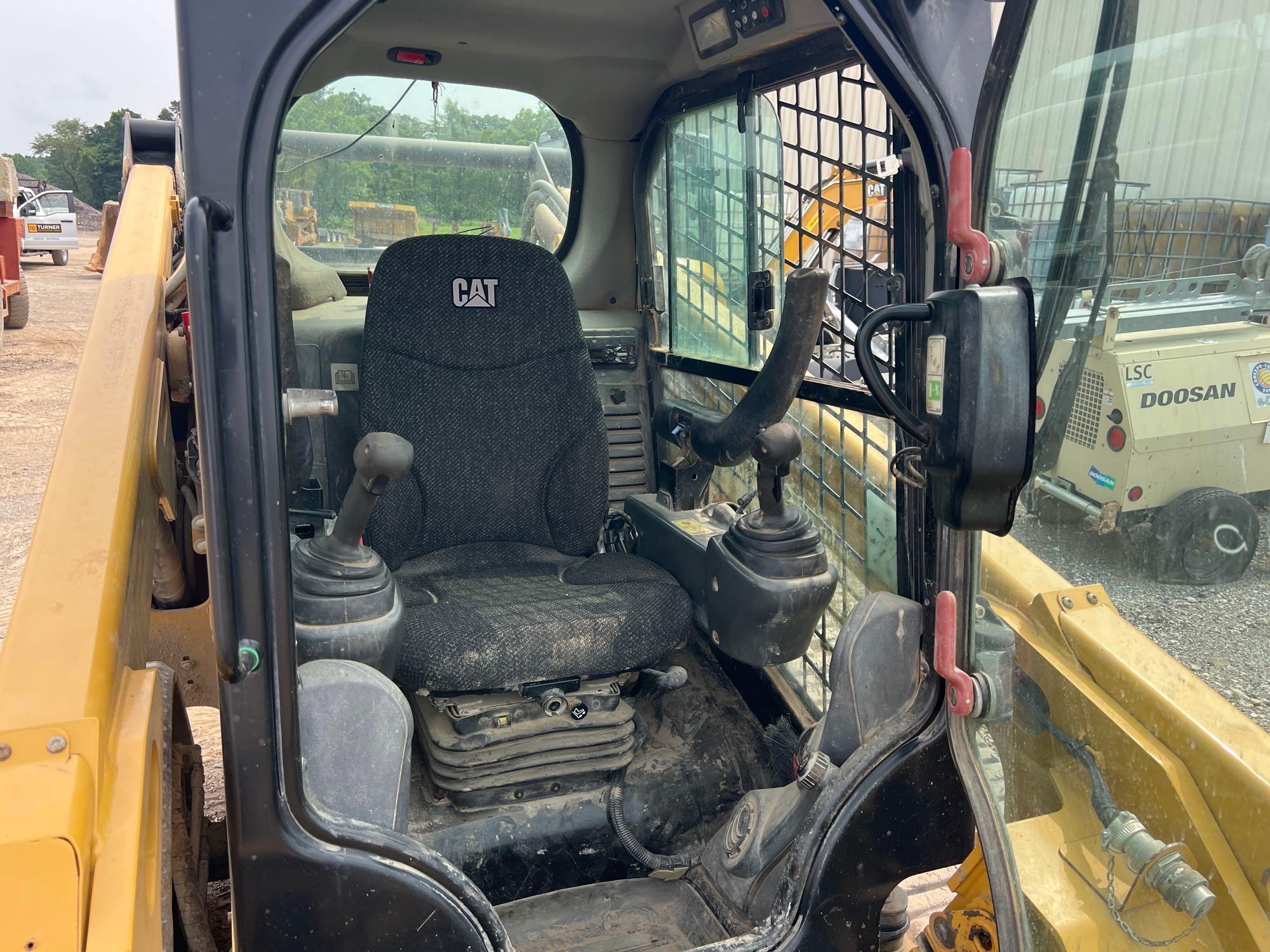 CAT 289D RUBBER TRACKED SKID STEER SN:TAW08590 powered by Cat diesel engine, equipped with EROPS,