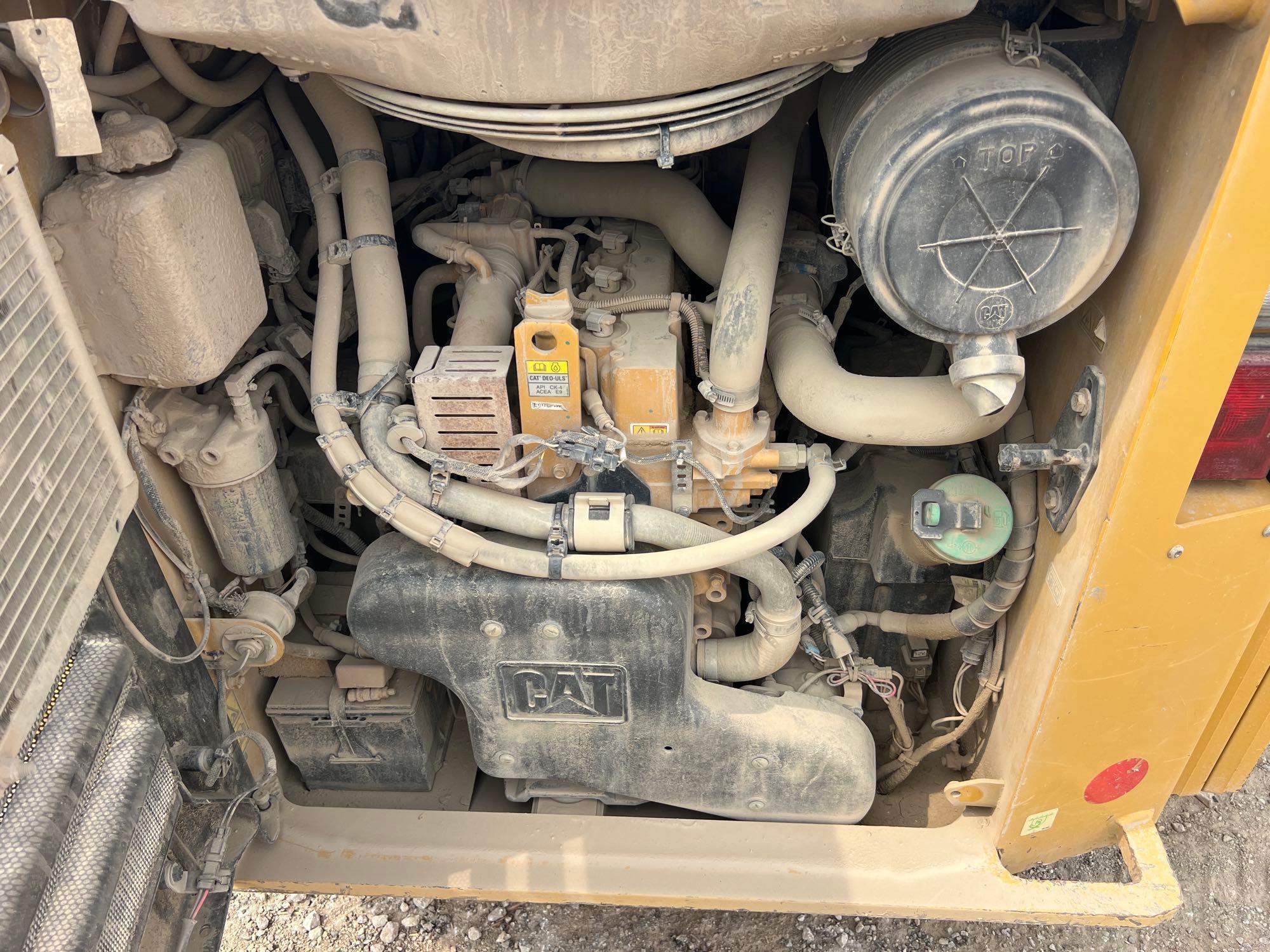 CAT 289D RUBBER TRACKED SKID STEER SN:TAW08590 powered by Cat diesel engine, equipped with EROPS,