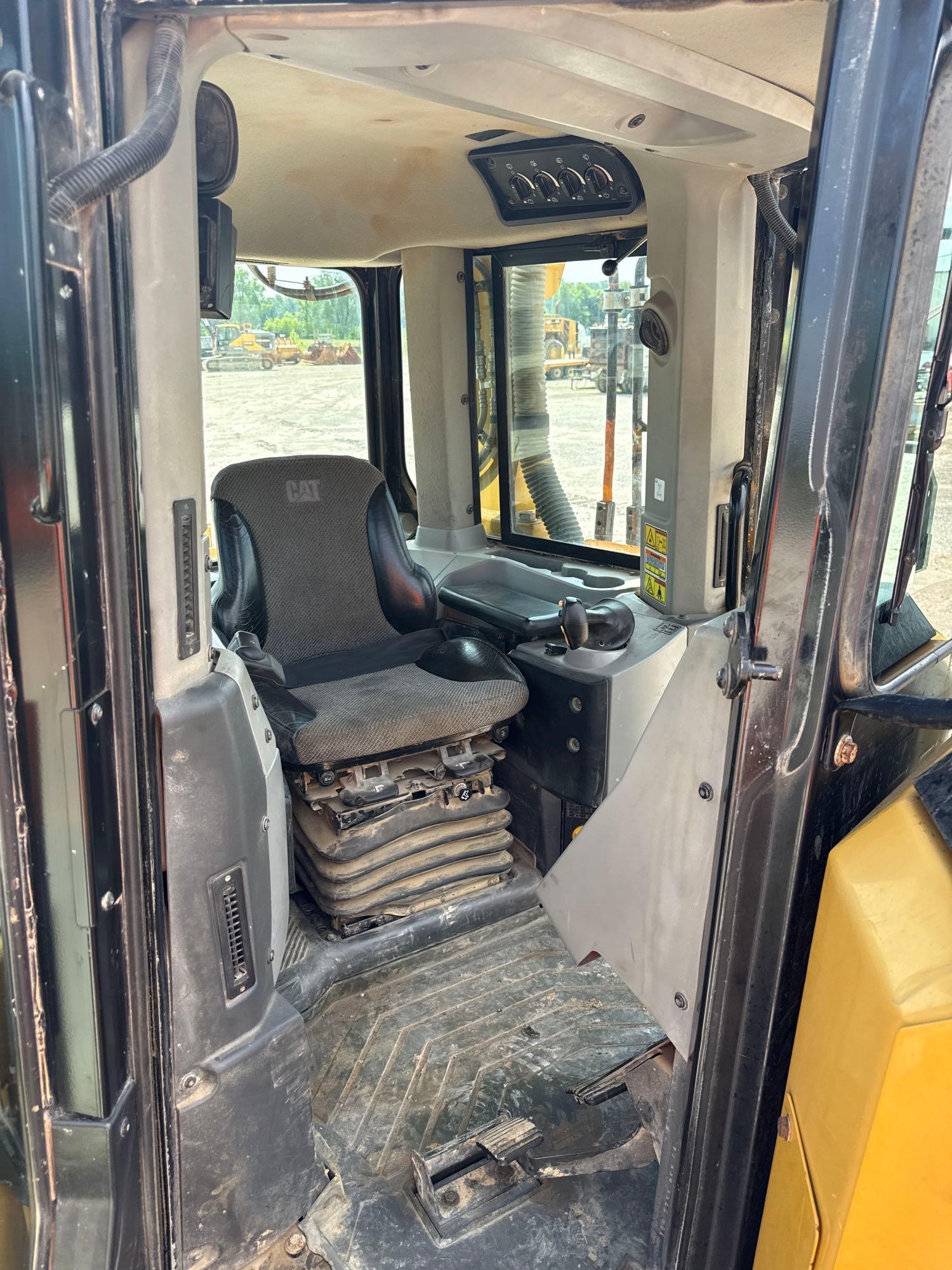 2015 CAT D8T CRAWLER TRACTOR SN:FMC00241 powered by Cat diesel engine, equipped with EROPS, air, SU