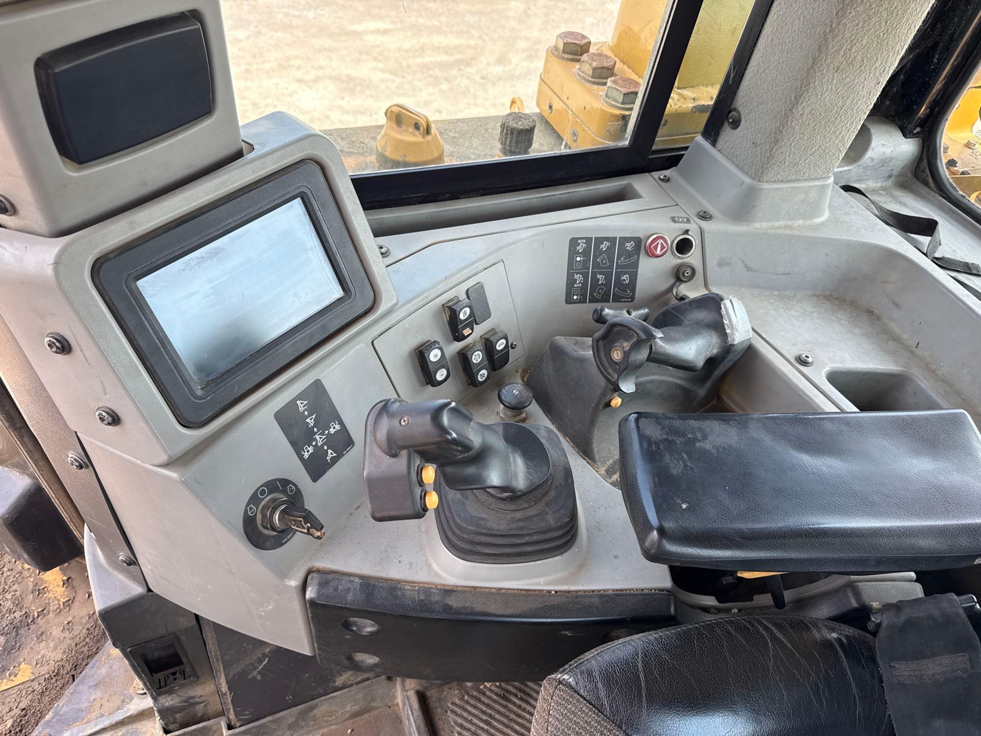 2015 CAT D8T CRAWLER TRACTOR SN:FMC00241 powered by Cat diesel engine, equipped with EROPS, air, SU