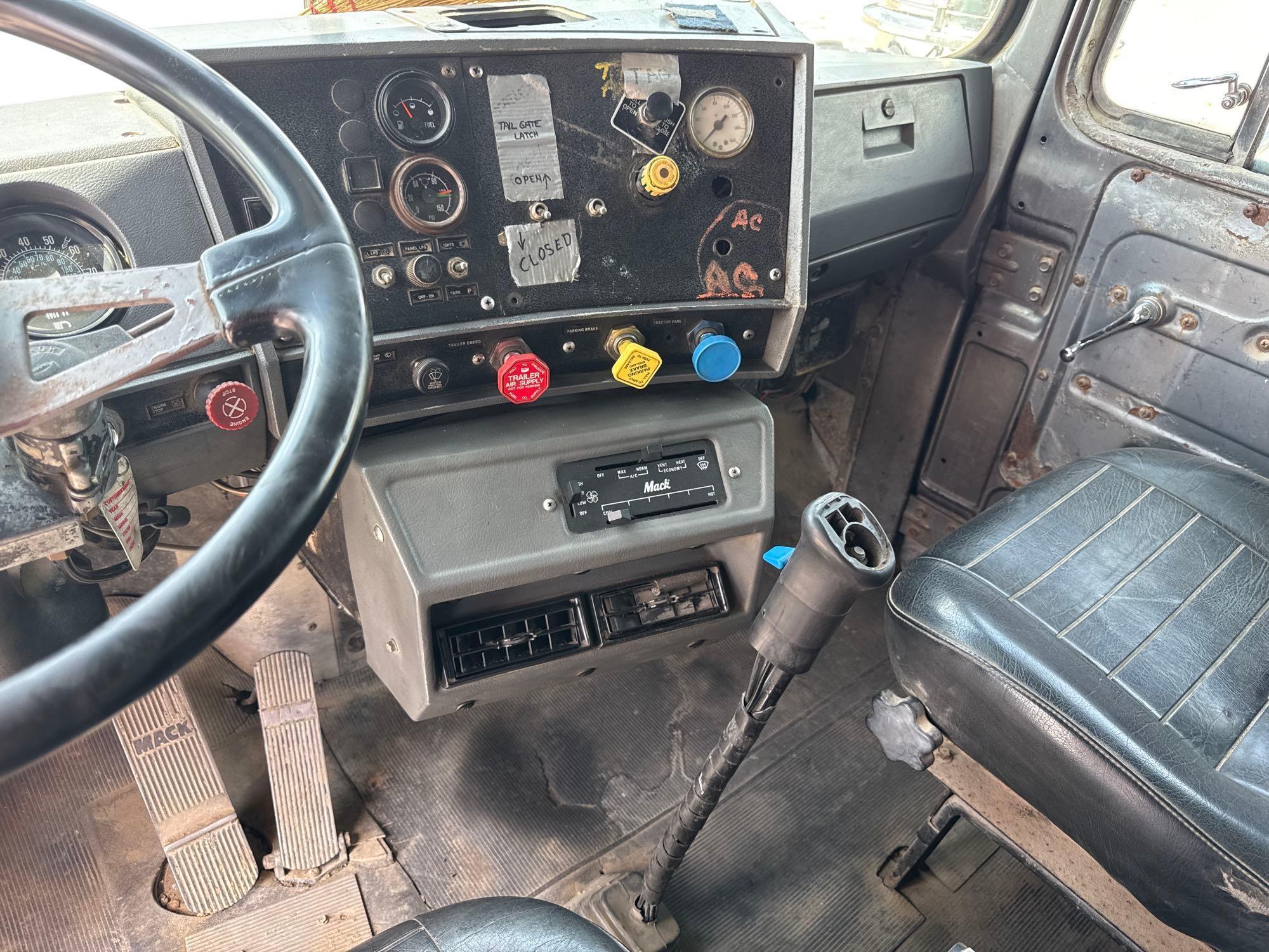 1991 MACK RB690 DUMP TRUCK VN:1M2AM20C5MM001895 powered by Mack engine, 350hp, equipped with