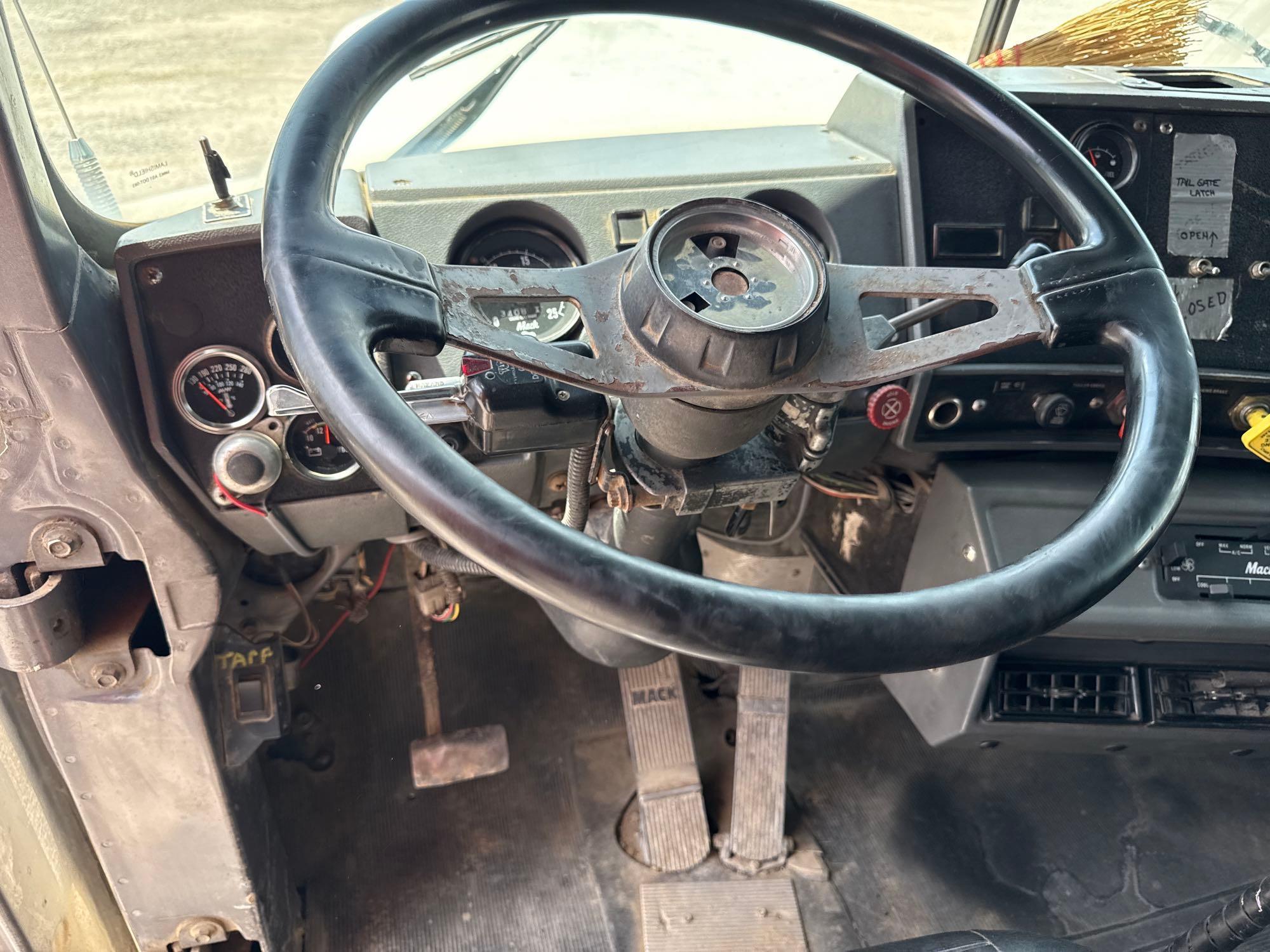 1991 MACK RB690 DUMP TRUCK VN:1M2AM20C5MM001895 powered by Mack engine, 350hp, equipped with