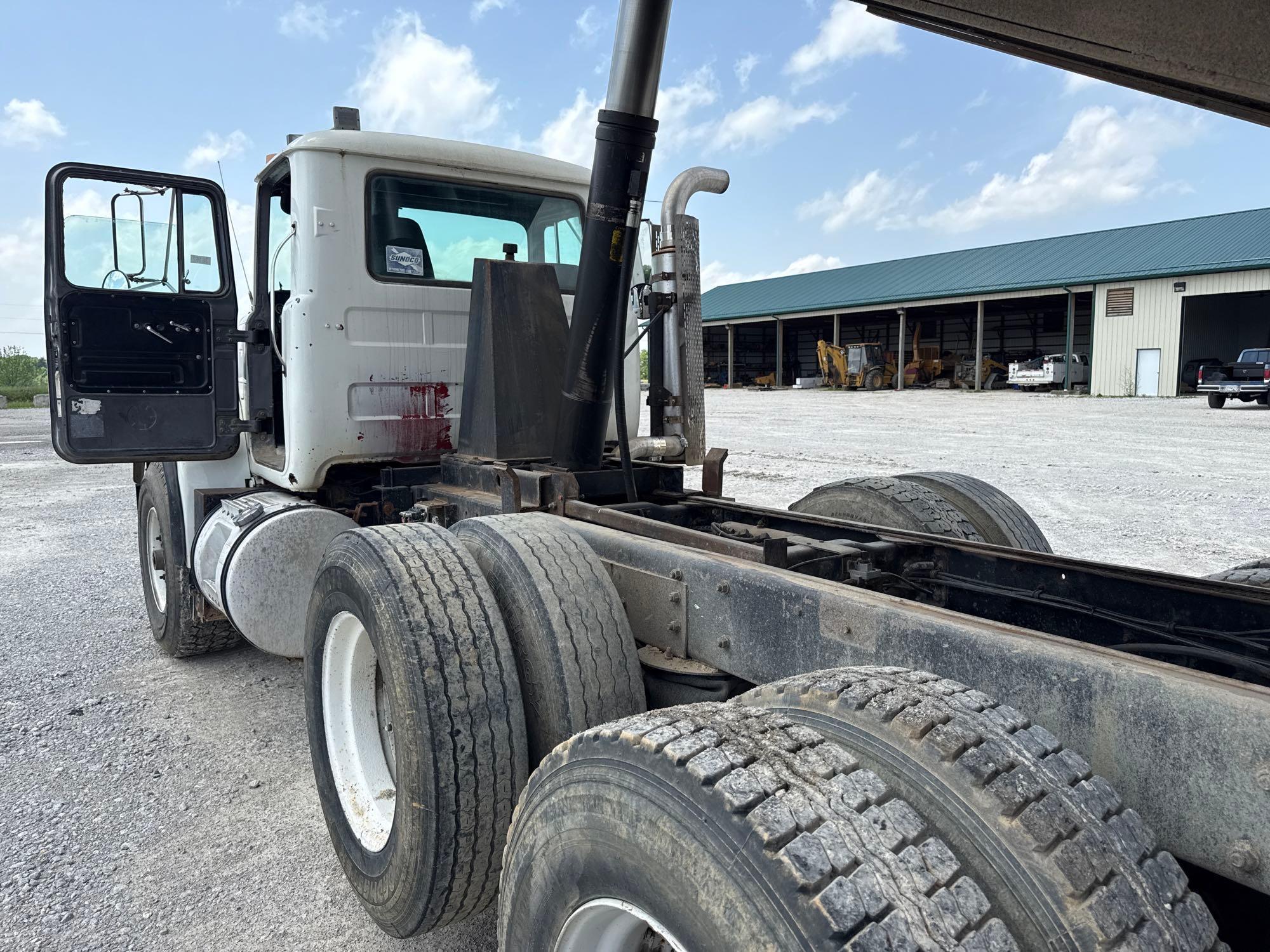 1991 MACK RB690 DUMP TRUCK VN:1M2AM20C5MM001895 powered by Mack engine, 350hp, equipped with
