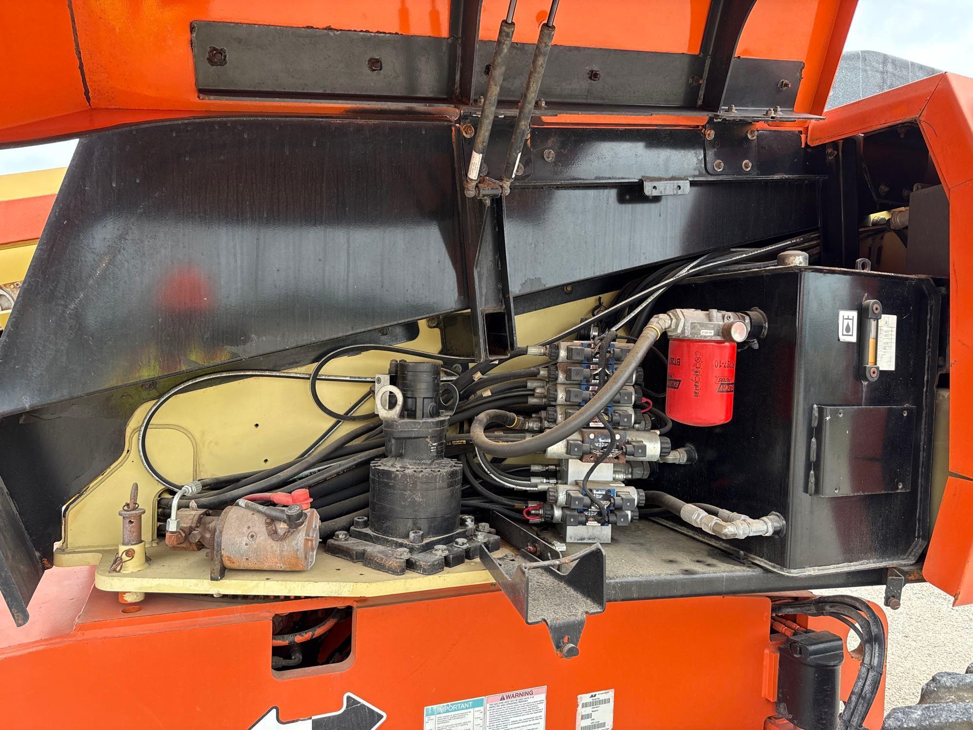 JLG 600S BOOM LIFT SN:300150471 4x4, powered by diesel engine, equipped with 60ft. Platform height,