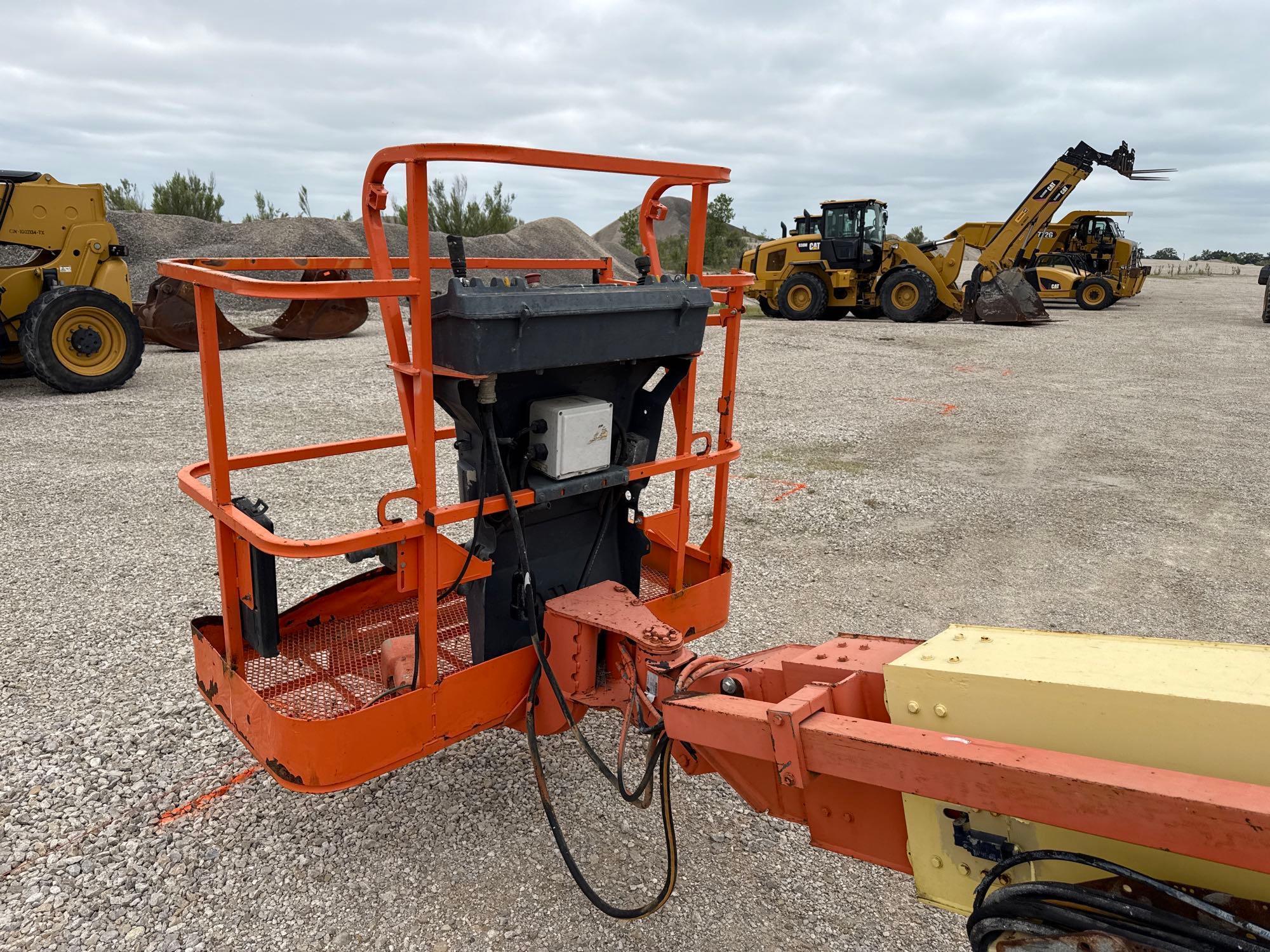 JLG 600S BOOM LIFT SN:300150471 4x4, powered by diesel engine, equipped with 60ft. Platform height,