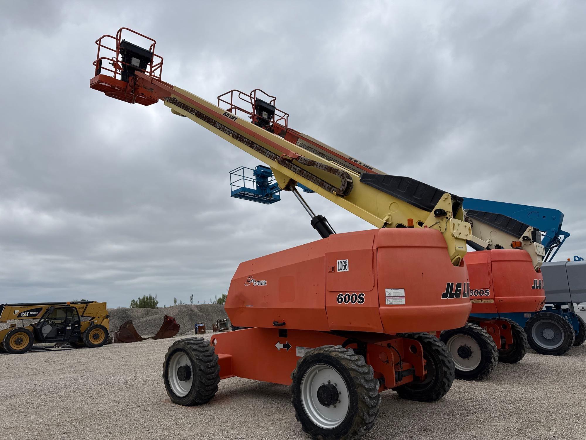 JLG 600S BOOM LIFT SN:300150471 4x4, powered by diesel engine, equipped with 60ft. Platform height,