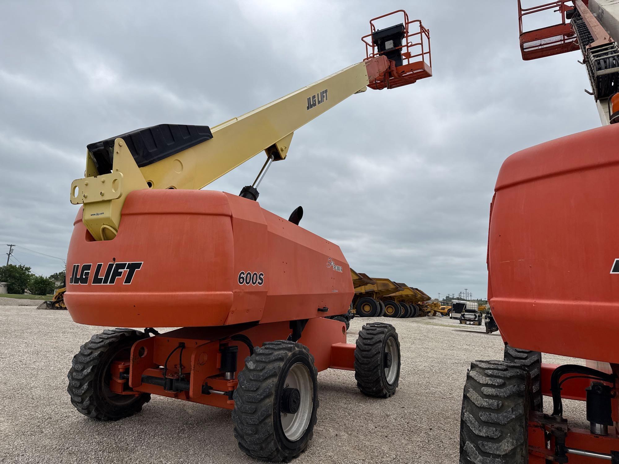 JLG 600S BOOM LIFT SN:300150471 4x4, powered by diesel engine, equipped with 60ft. Platform height,