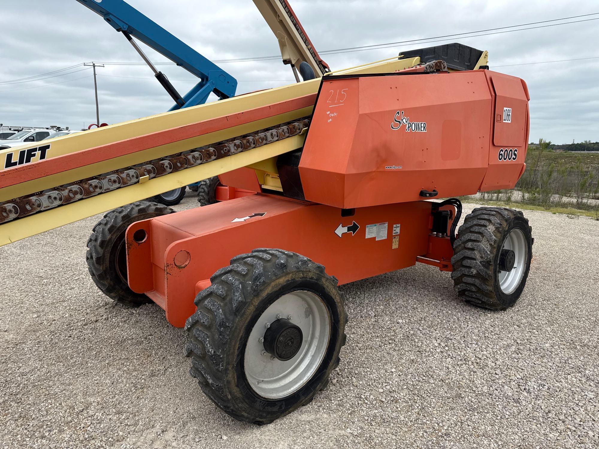 JLG 600S BOOM LIFT SN:300150471 4x4, powered by diesel engine, equipped with 60ft. Platform height,