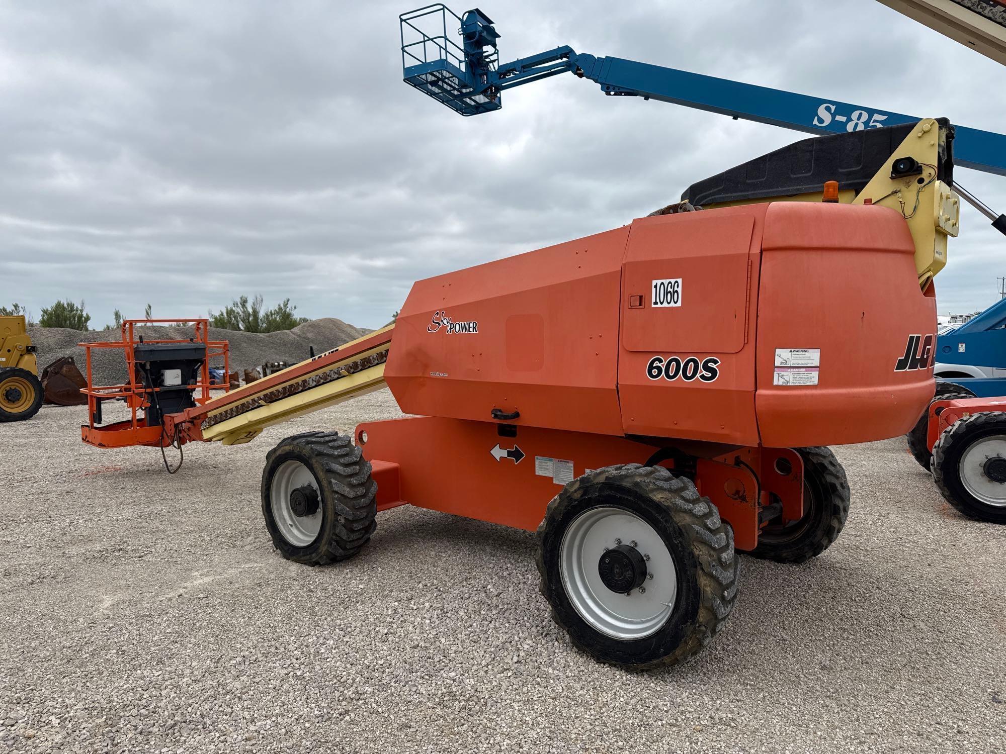 JLG 600S BOOM LIFT SN:300150471 4x4, powered by diesel engine, equipped with 60ft. Platform height,