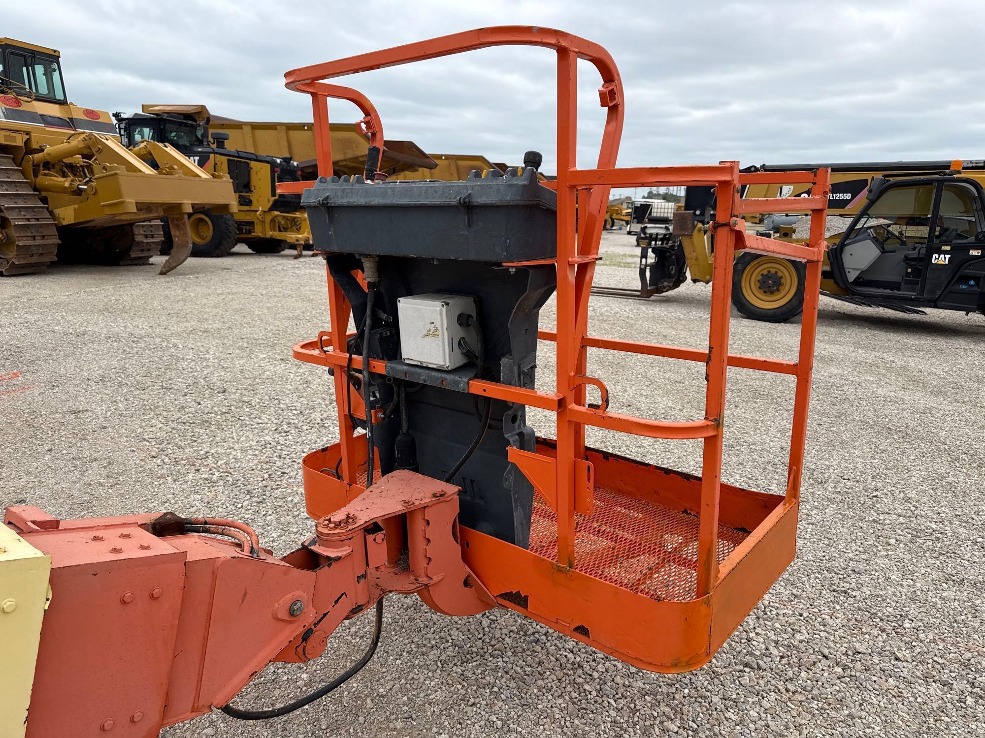 JLG 600S BOOM LIFT SN:300150471 4x4, powered by diesel engine, equipped with 60ft. Platform height,