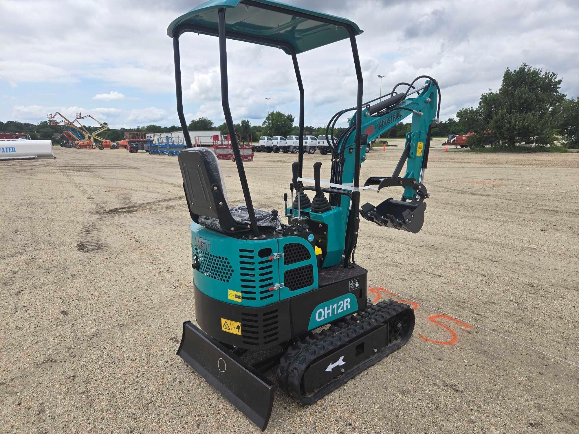 NEW AGT QH12R HYDRAULIC EXCAVATOR SN:3090318 powered by 420cc gas engine, equipped with OROPS,