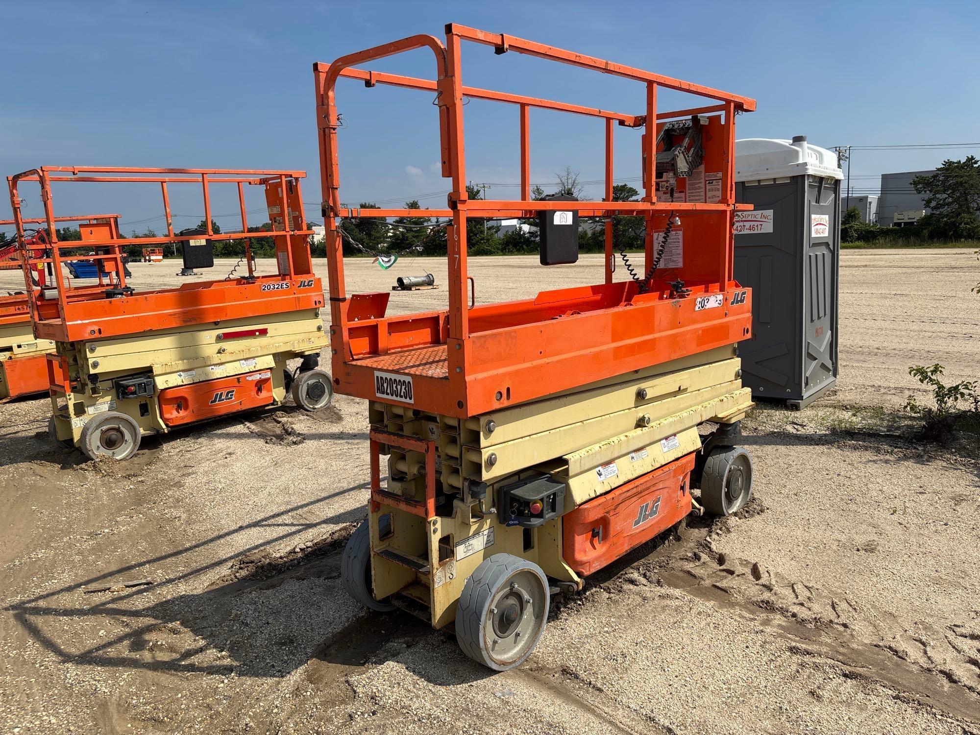 2018 JLG 2032ES SCISSOR LIFT SN:200264138 electric powered, equipped with 20ft. Platform height,